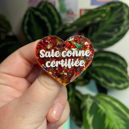 [Contrôle technique] Broche "Sale conne certifiée" en acrylique transparente avec des éclats de confettis rouges et multicolores