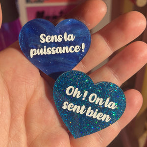 Duo de broches "Sens la puissance" + "Oh ! On la sent bien" en acryliques dans les tons bleus