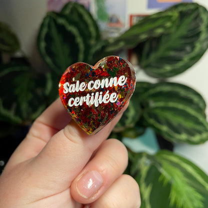 [Contrôle technique] Broche "Sale conne certifiée" en acrylique transparente avec des éclats de confettis rouges et multicolores