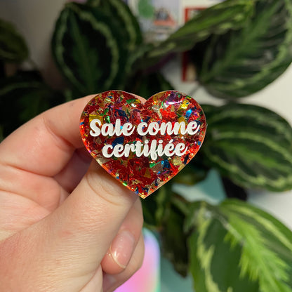 [Contrôle technique] Broche "Sale conne certifiée" en acrylique transparente avec des éclats de confettis rouges et multicolores