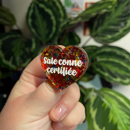 [Contrôle technique] Broche "Sale conne certifiée" en acrylique transparente avec des éclats de confettis rouges et multicolores
