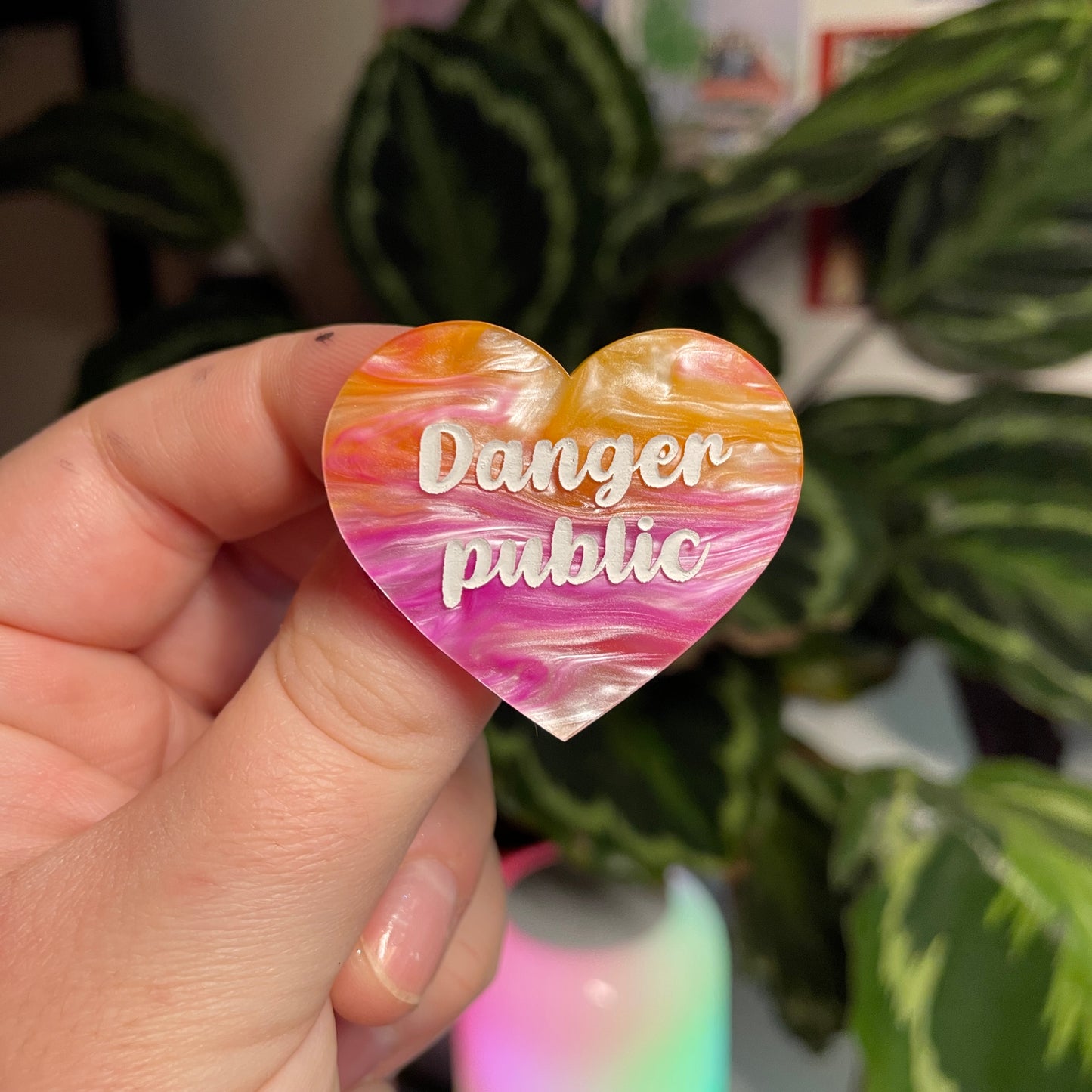 [Contrôle technique] Broche "Danger public" en acrylique marbrée orange, rose et blanche