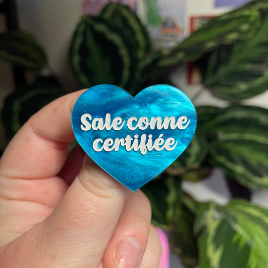 [Contrôle technique] Broche "Sale conne certifiée" en acrylique marbrée bleue