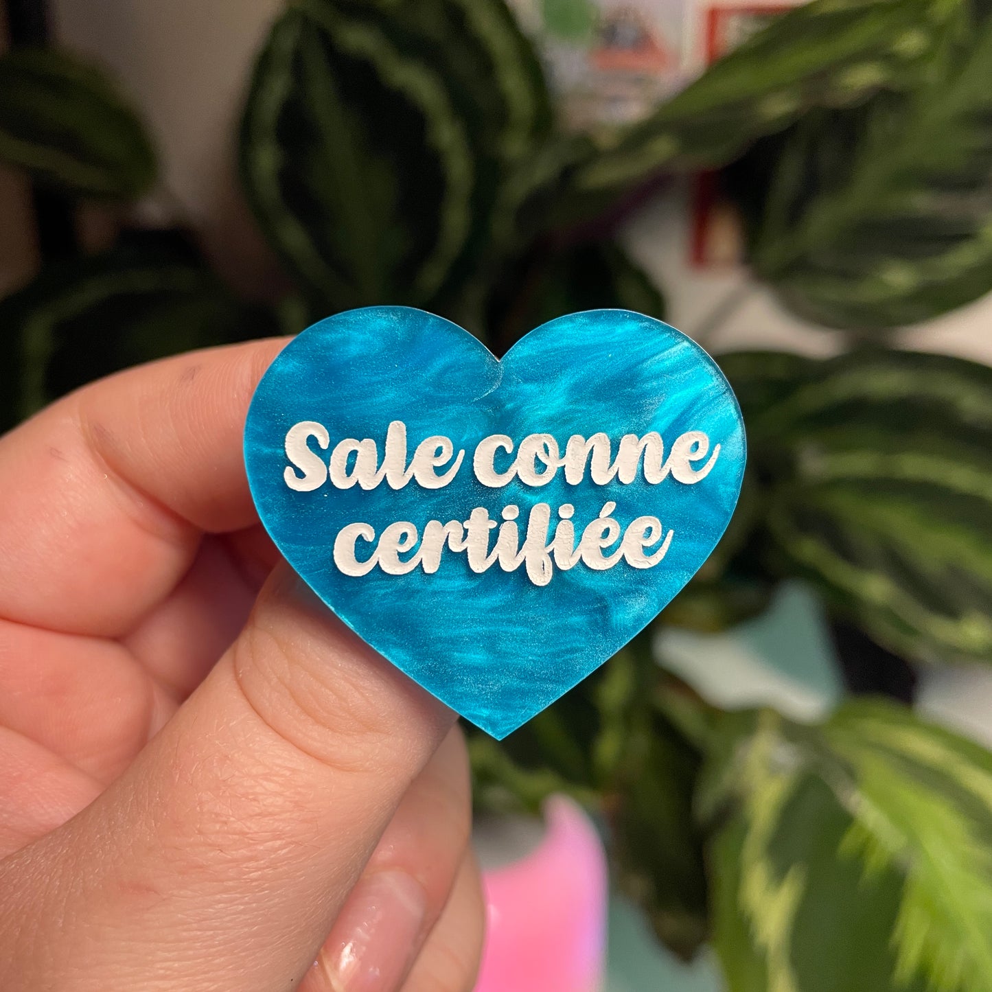 [Contrôle technique] Broche "Sale conne certifiée" en acrylique marbrée bleue
