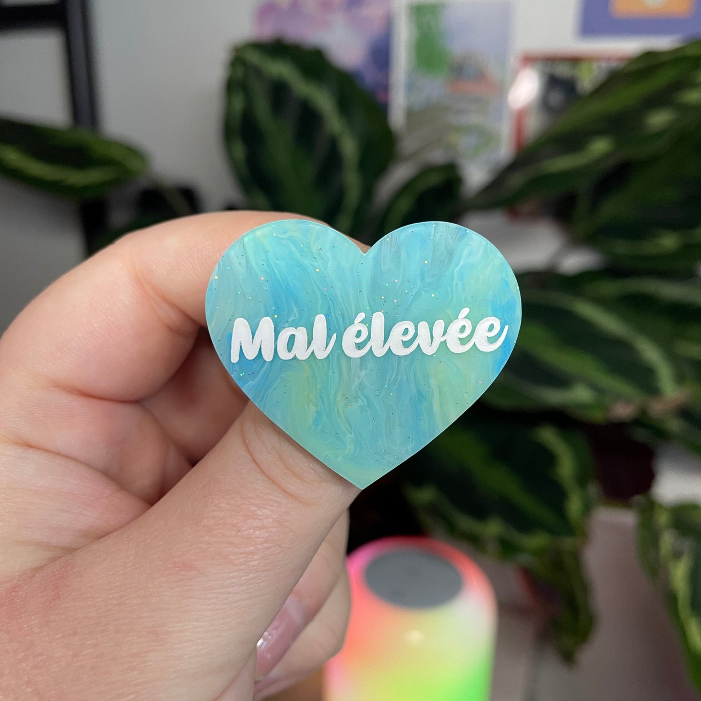 [Contrôle technique] Broche "Mal élevée" en acrylique marbrée bleue et jaune