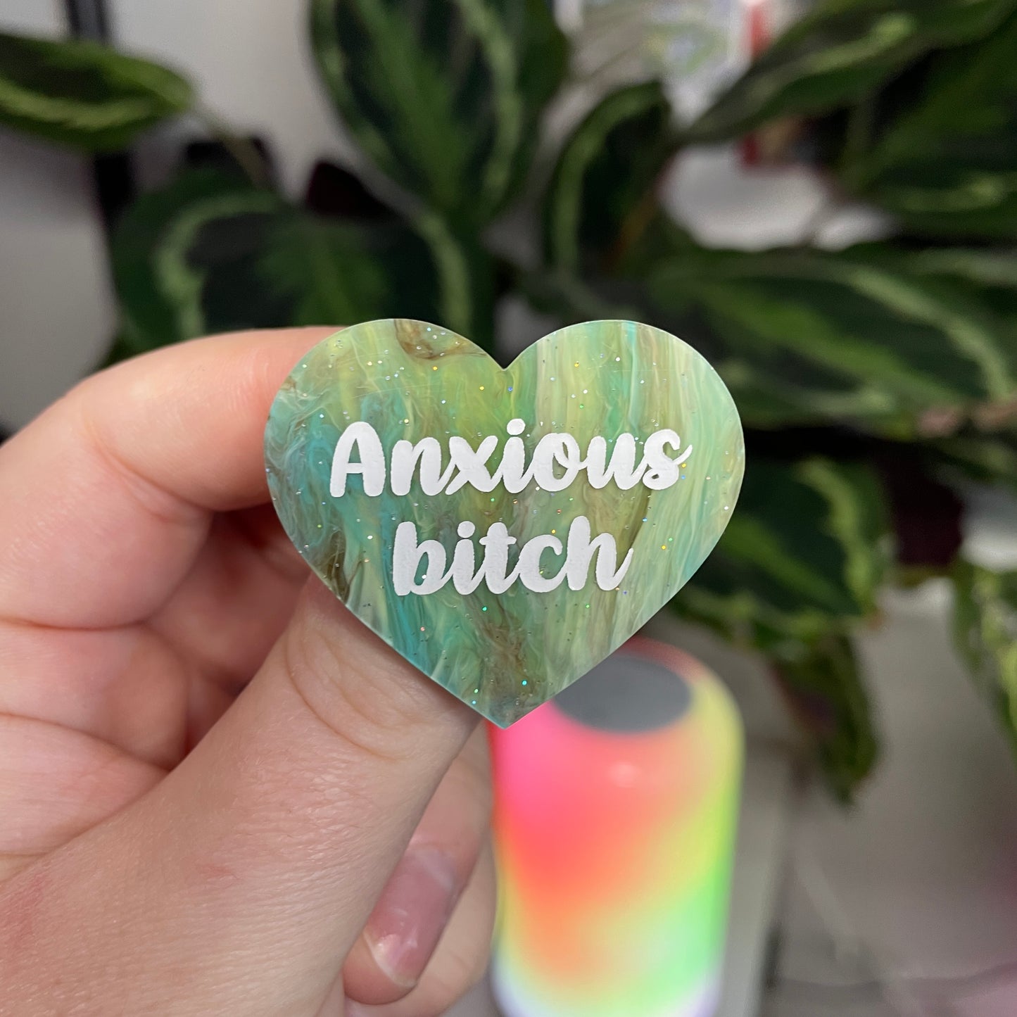 [Contrôle technique] Broche "Anxious bitch" en acrylique marbrée bleue et marron
