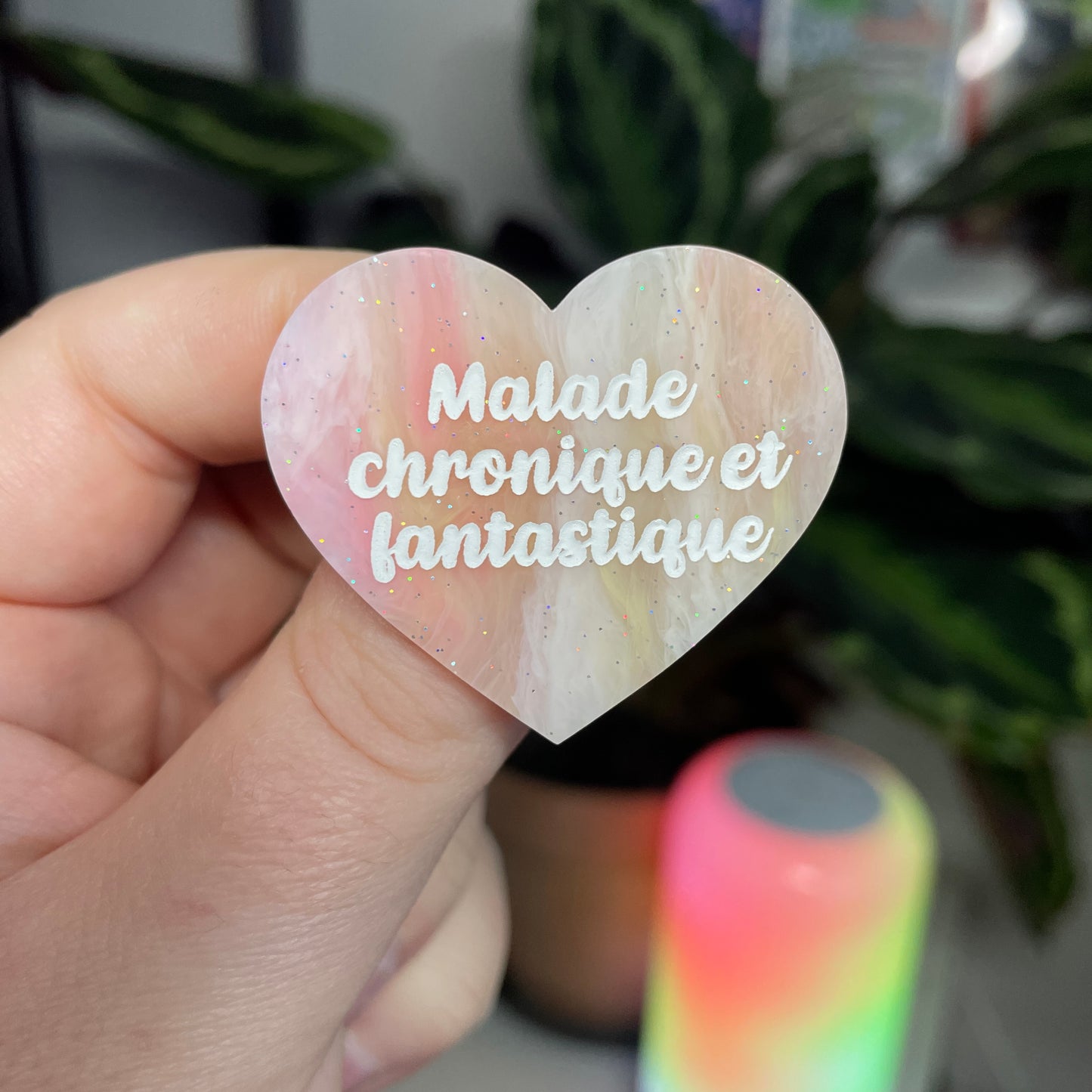 [Contrôle technique] Broche "Malade chronique et fantastique" en acrylique marbrée corail, jaune et blanche à paillettes