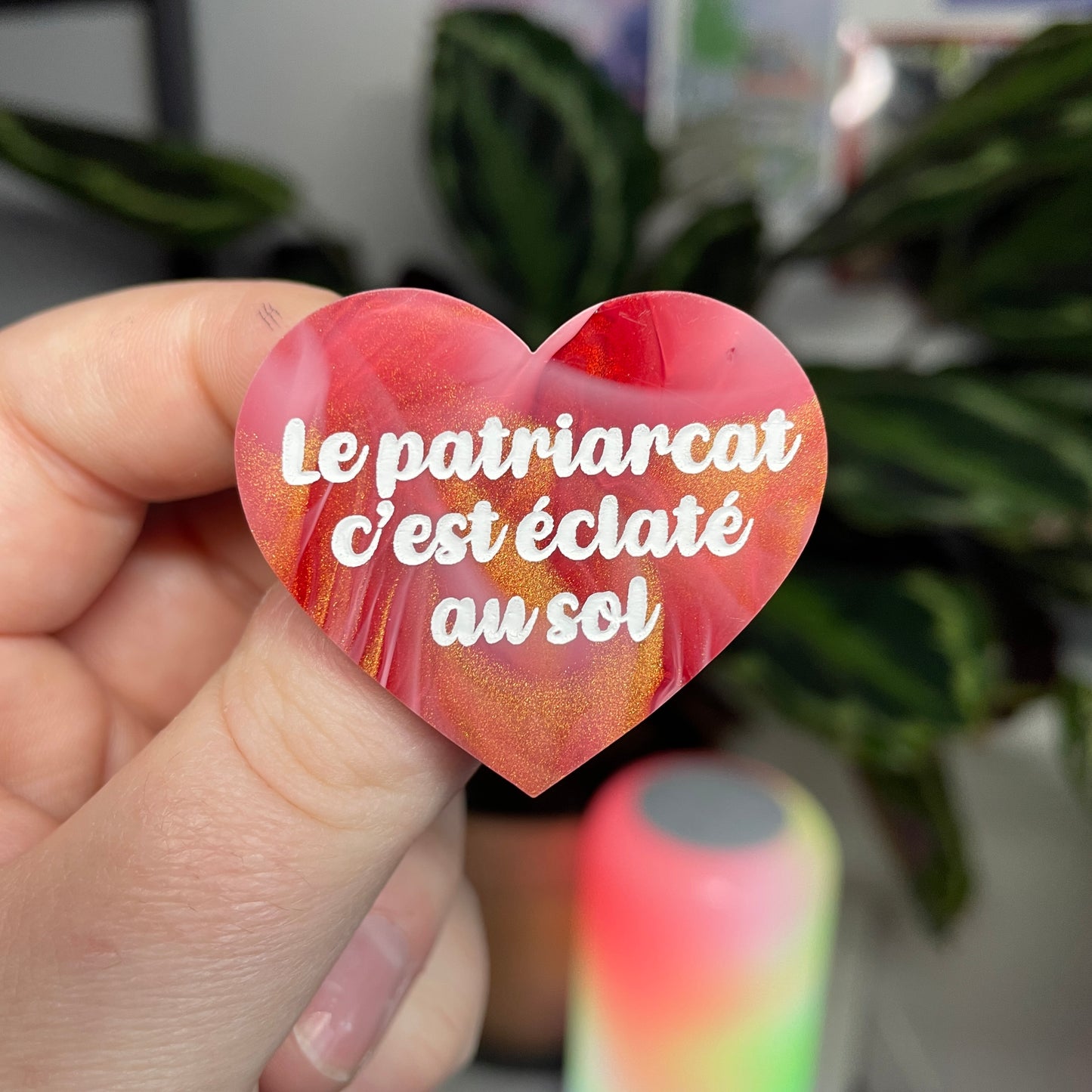 [Contrôle technique] Broche "Le patriarcat c'est éclaté au sol" en acrylique marbrée rouge, blanche et dorée