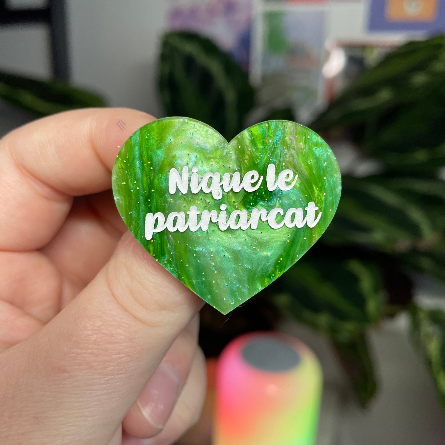 [Contrôle technique] Broche "Nique le patriarcat" en acrylique marbrée verte à paillettes