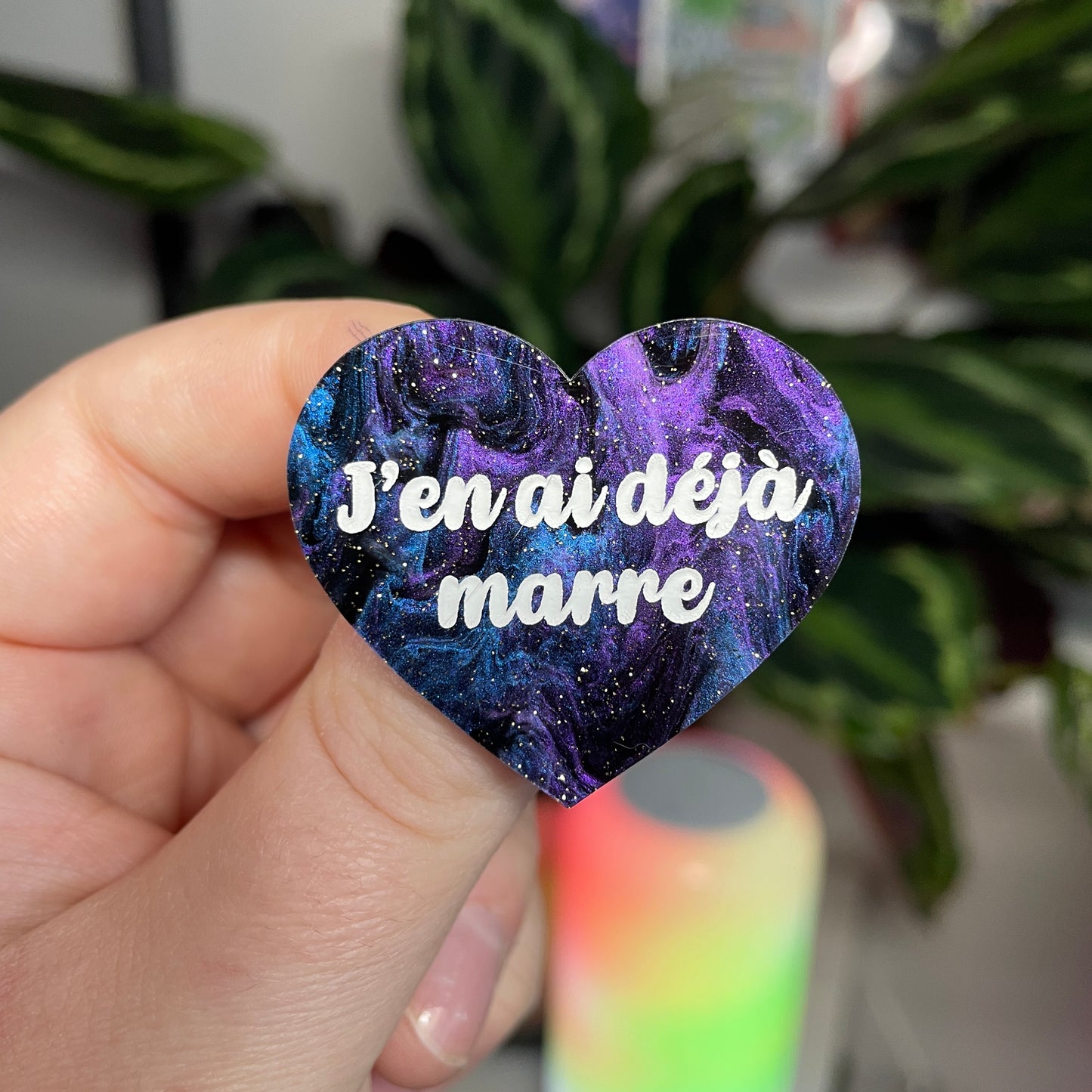 [Contrôle technique] Broche "J'en ai déjà marre" en acrylique mabrée bleue, noire et violette à paillettes