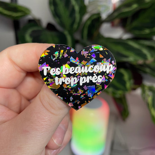 [Contrôle technique] Broche "T'es beaucoup trop près" en acrylique noire avec des éclats de confettis multicolores