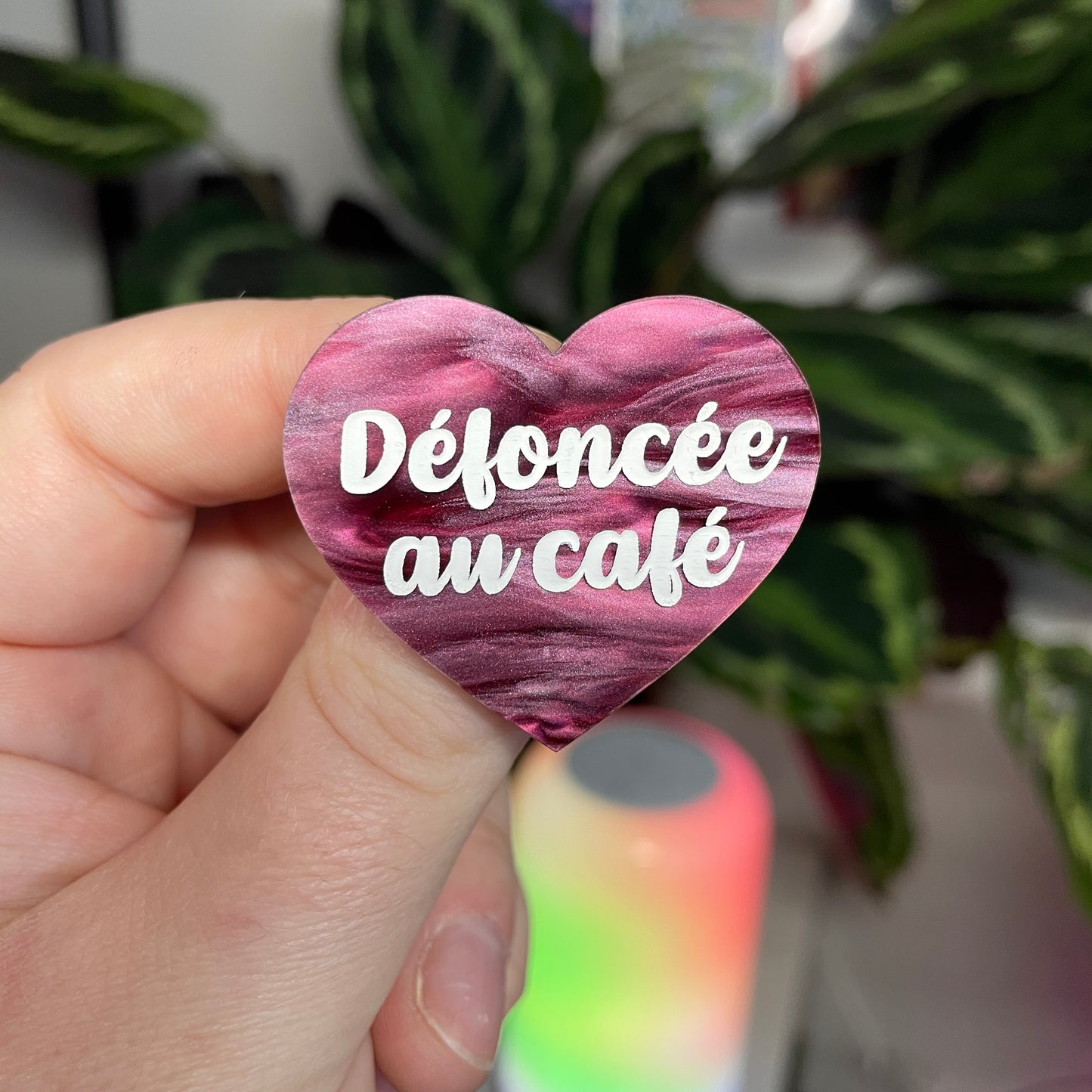 [Contrôle technique] Broche "Défoncée au café" en acrylique marbrée bordeaux