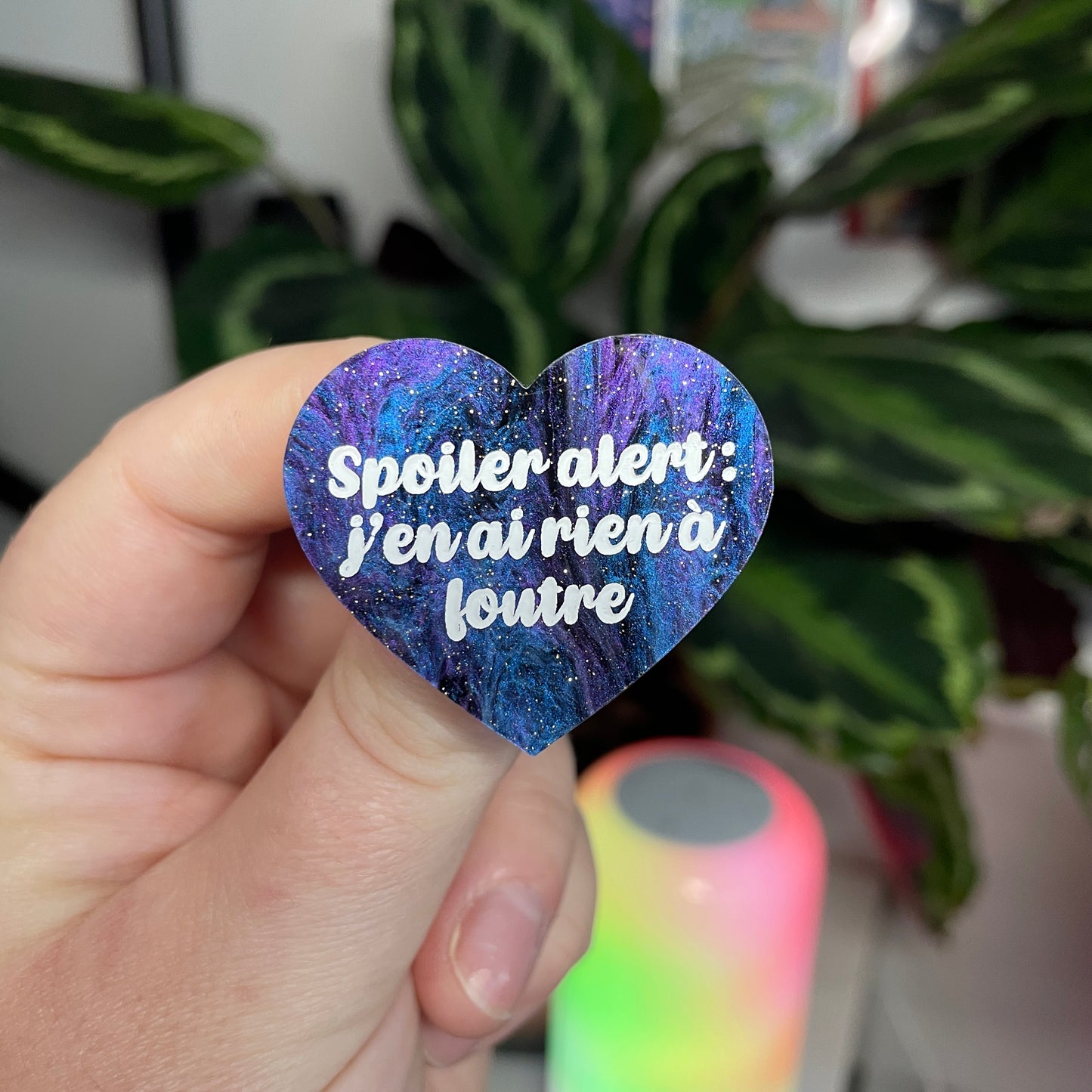 [Contrôle technique] Broche "Spoiler alert : j'en ai rien à foutre" en acrylique mabrée bleue, noire et violette à paillettes