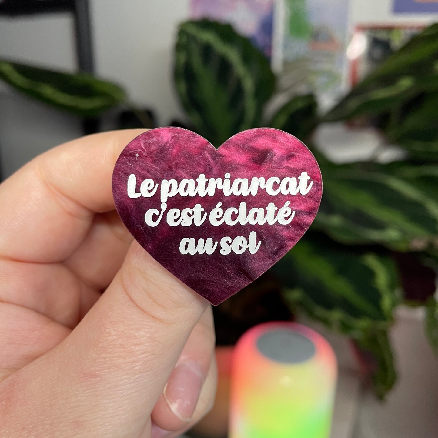 [Contrôle technique] Broche "Le patriarcat c'est éclaté au sol" en acrylique marbrée bordeaux