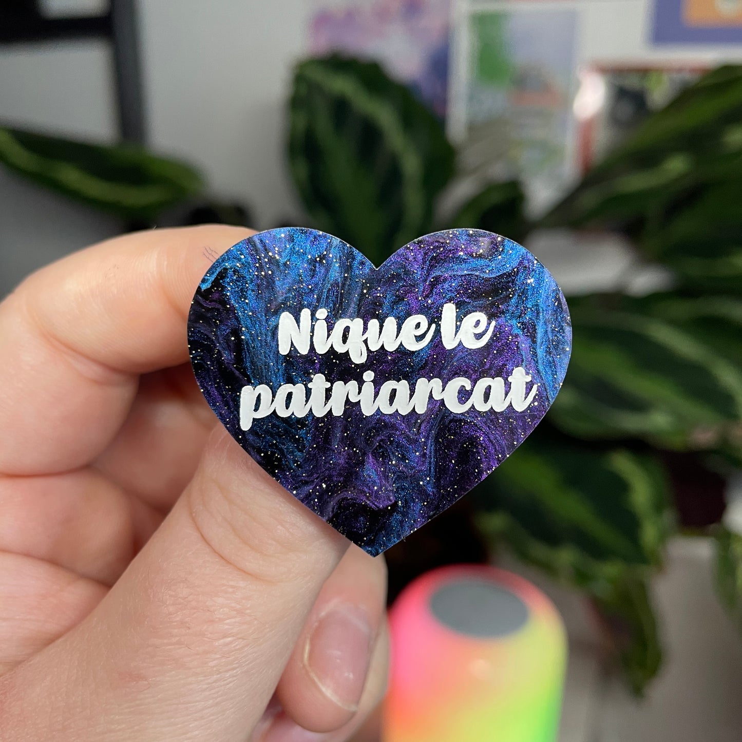 [Contrôle technique] Broche "Nique le patriarcat" en acrylique mabrée bleue, noire et violette à paillettes