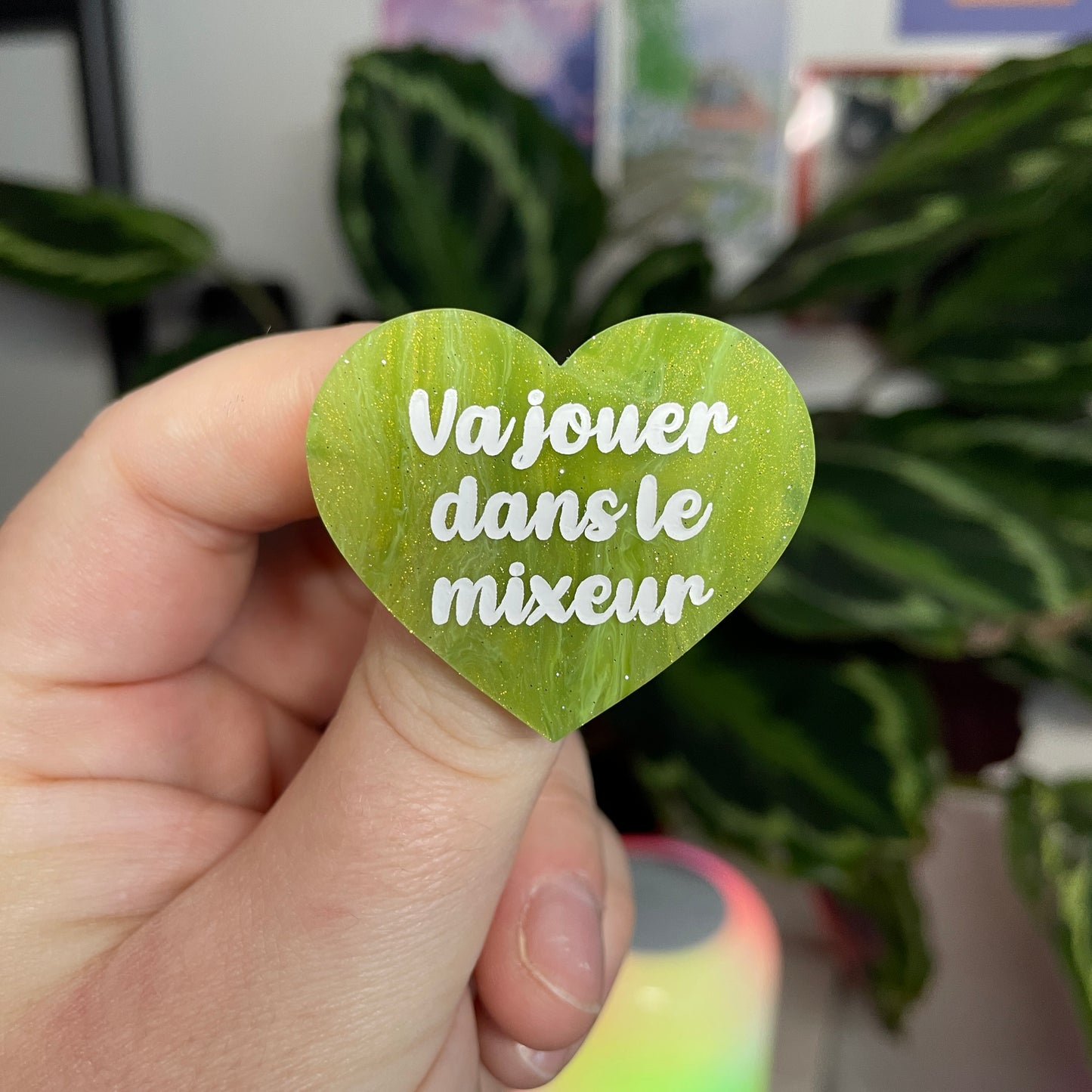[Contrôle technique] Broche "Va jouer dans le mixeur" en acrylique marbrée verte et dorée