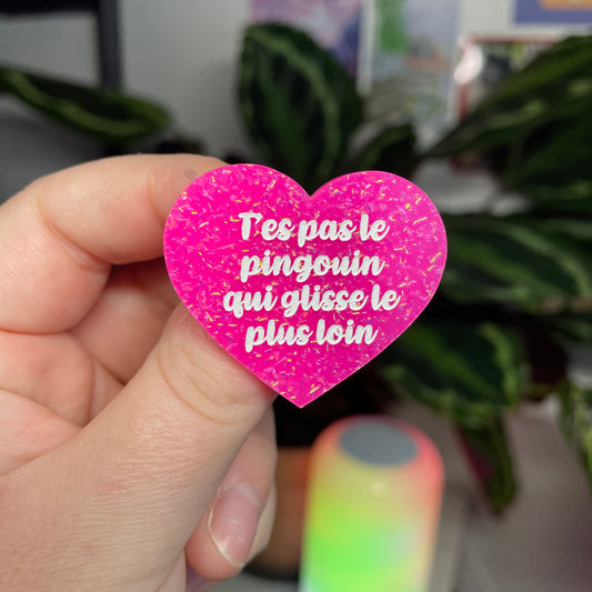 [Contrôle technique] Broche "T'es pas le pingouin qui glisse le plus loin" en acrylique rose à paillettes