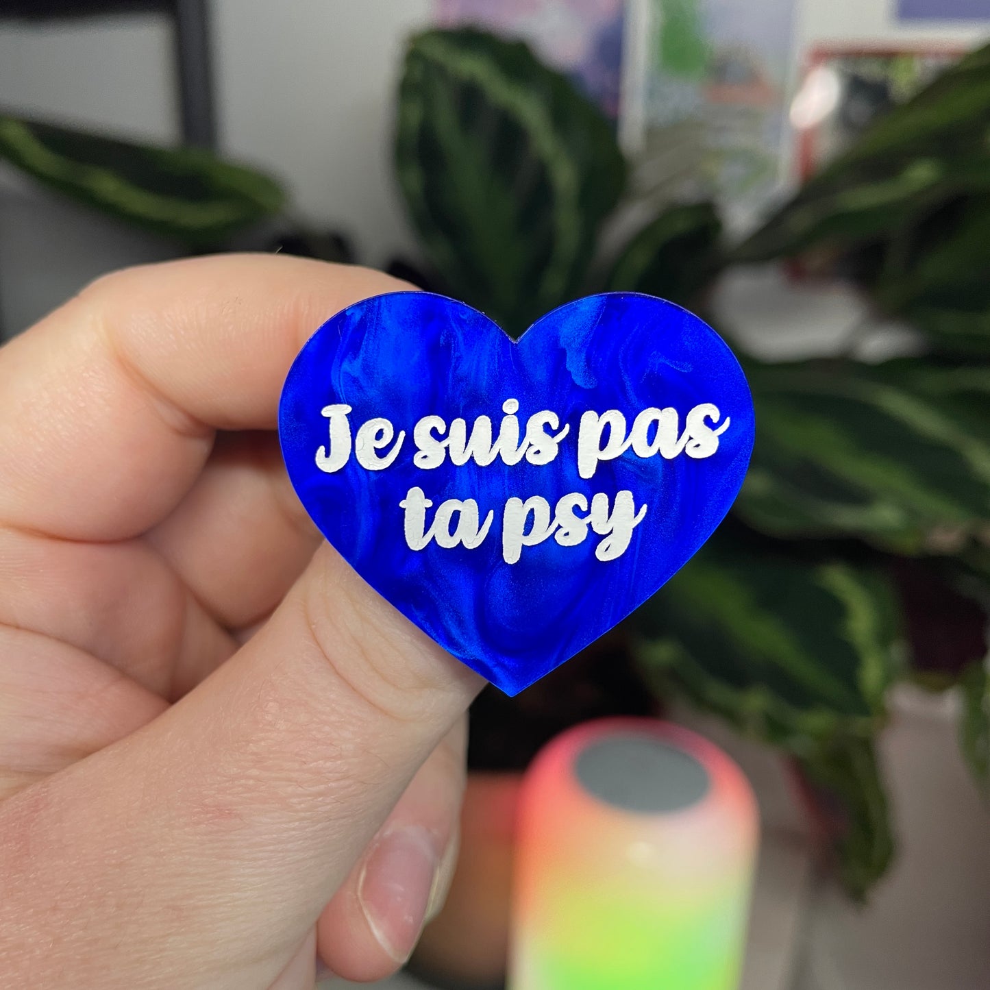 [Contrôle technique] Broche "Je suis pas ta psy" en acrylique marbrée bleue