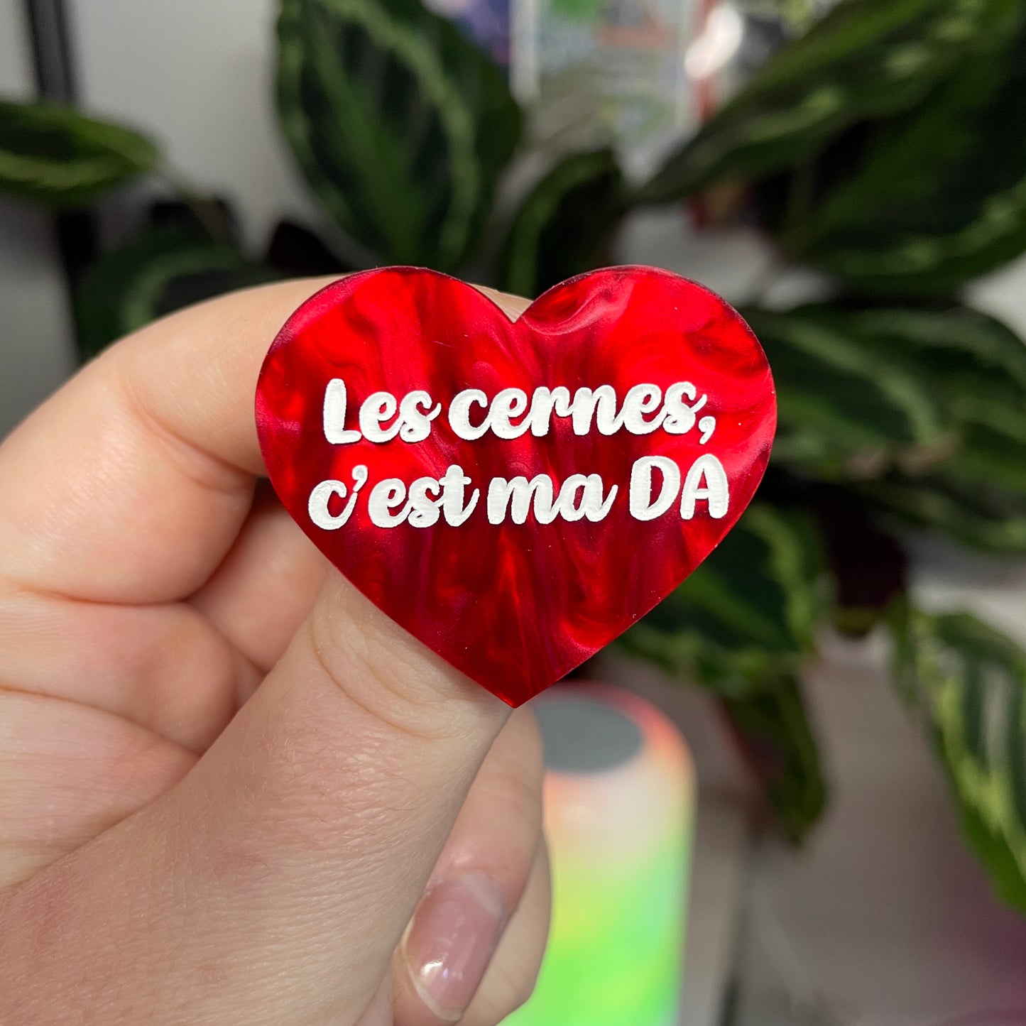 [Contrôle technique] Broche "Les cernes, c'est ma DA" en acrylique marbrée rouge