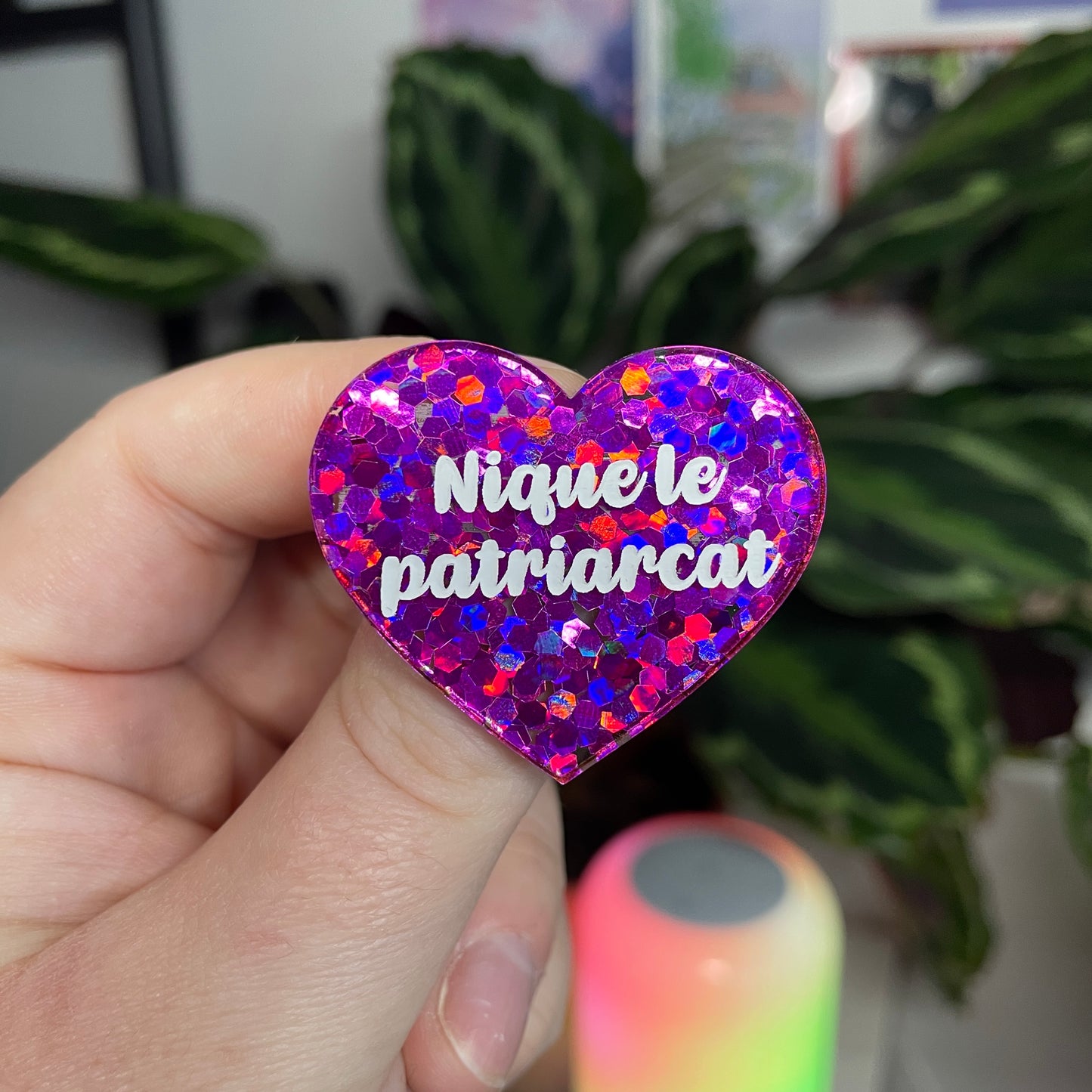 [Contrôle technique] Broche "Nique le patriarcat" en acrylique semi transparente avec des confettis fuchsia