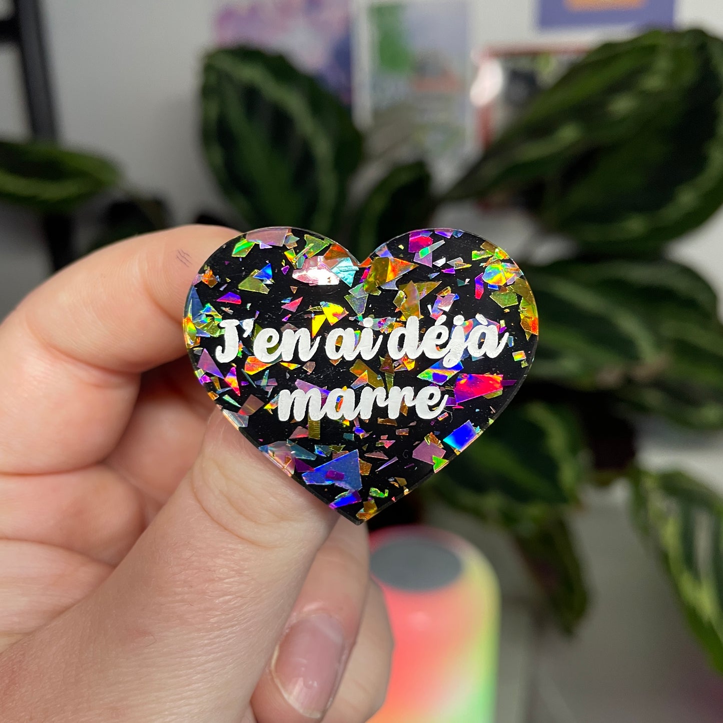[Contrôle technique] Broche "J'en ai déjà marre" en acrylique noire avec des éclats de confettis multicolores