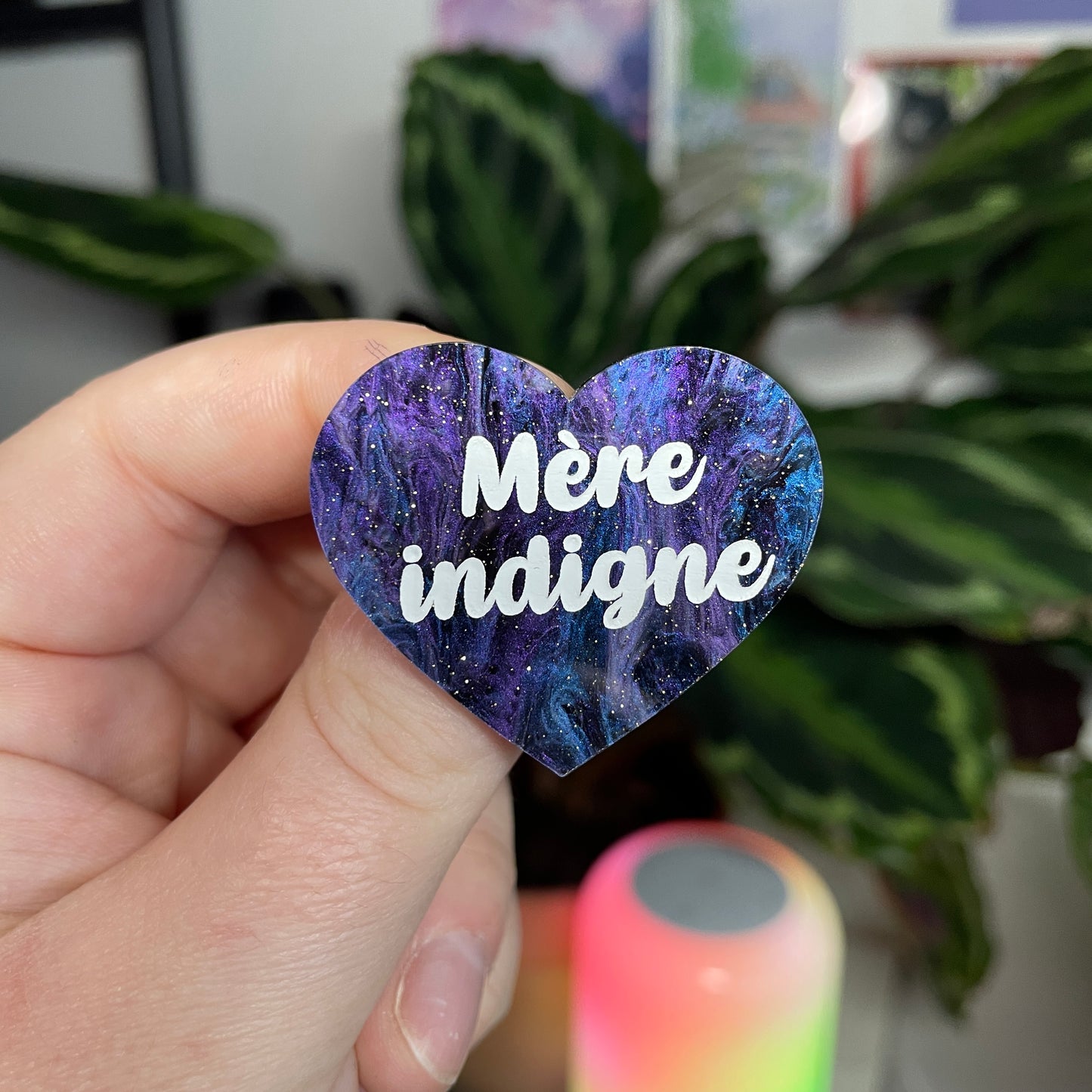 [Contrôle technique] Broche "Mère indigne" en acrylique mabrée bleue, noire et violette à paillettes
