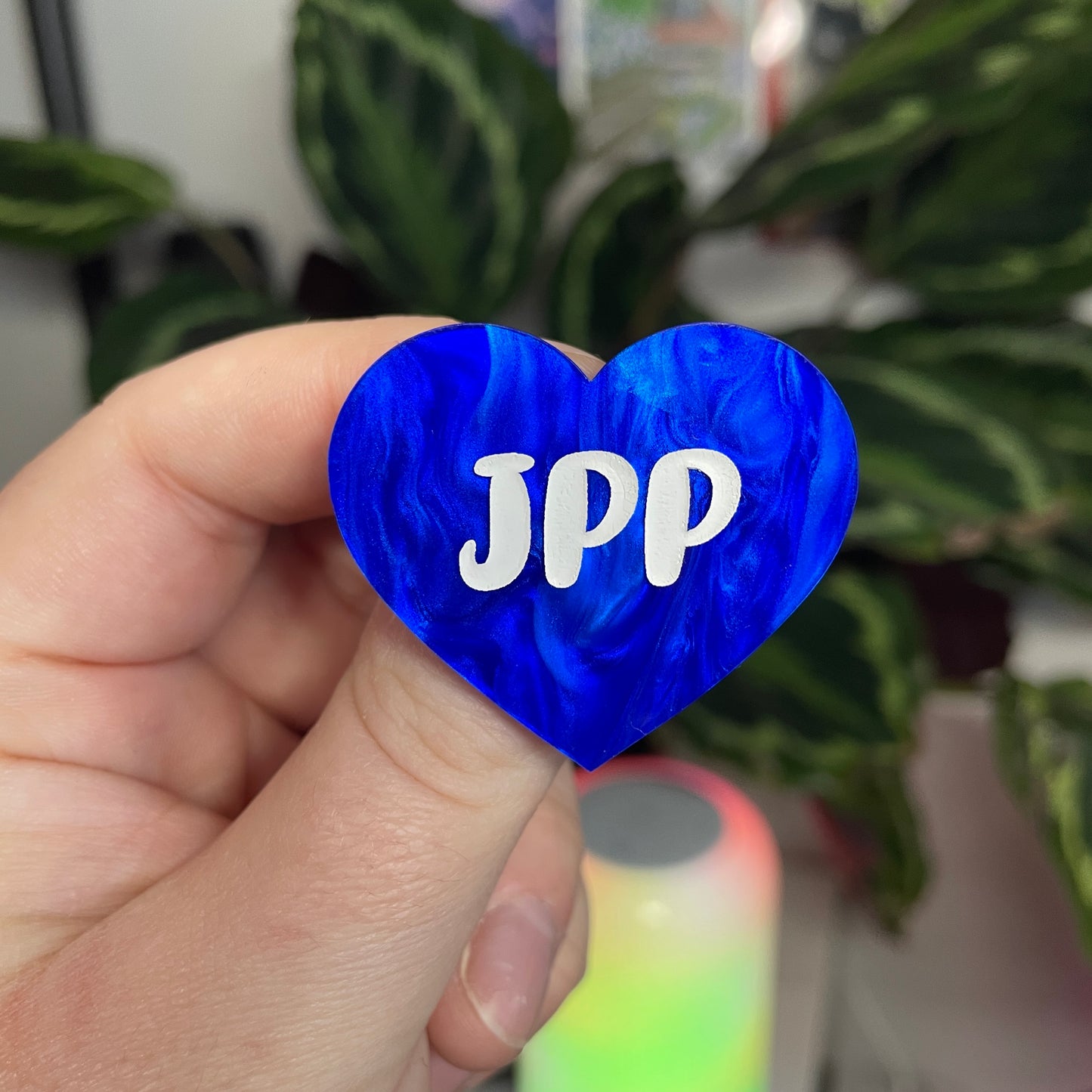 [Contrôle technique] Broche "JPP" en acrylique marbrée bleue
