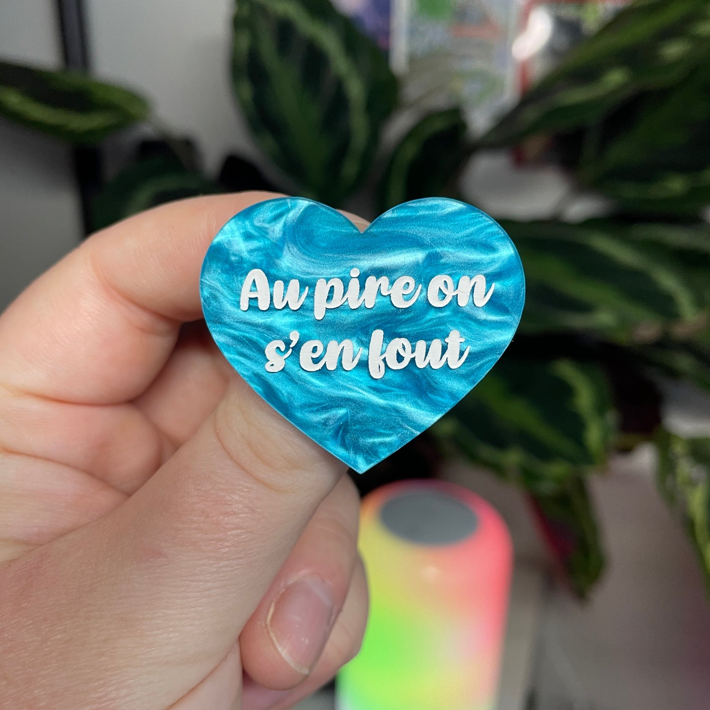 [Contrôle technique] Broche "Au pire on s'en fout" en acrylique marbrée bleue