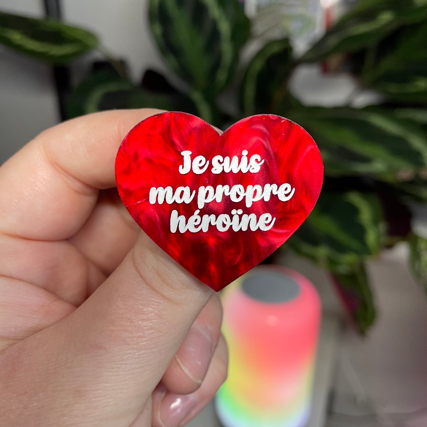[Contrôle technique] Broche "Je suis ma propre héroïne" en acrylique marbrée rouge