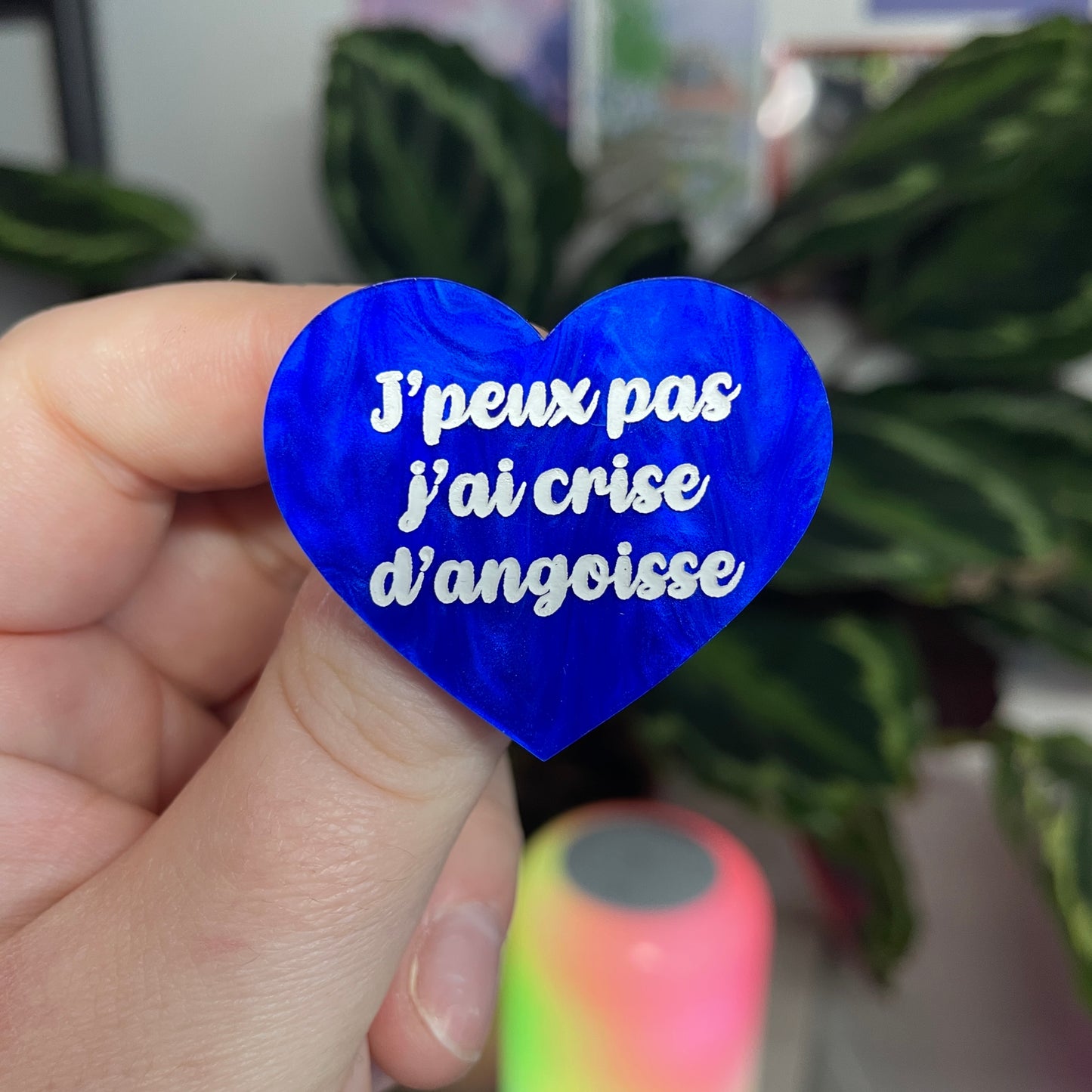 [Contrôle technique] Broche "J'peux pas j'ai crise d'angoisse" en acrylique marbrée bleue