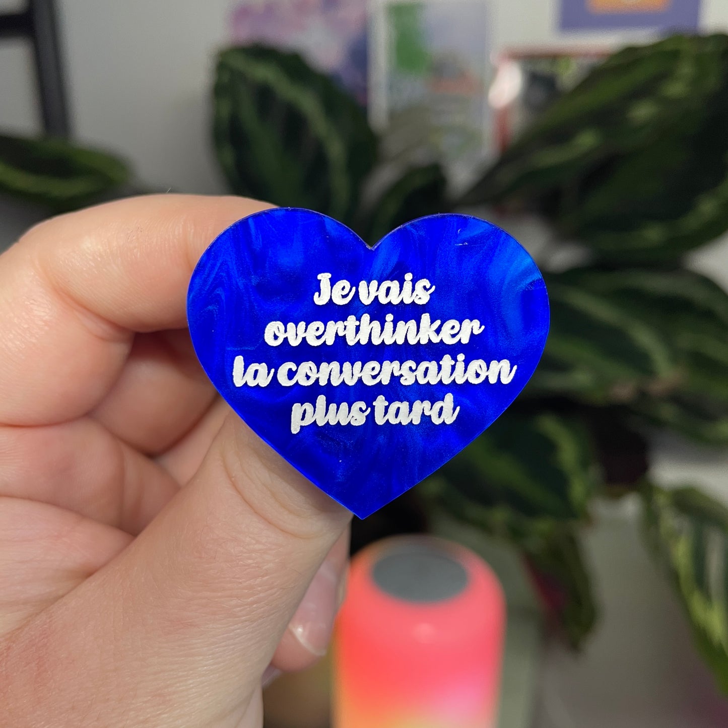 [Contrôle technique] Broche "Je vais overthinker la conversation plus tard" en acrylique marbrée bleue