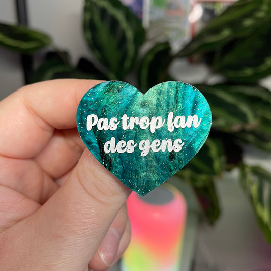 [Contrôle technique] Broche "Pas trop fan des gens" en acrylique marbrée verte et noire à paillettes