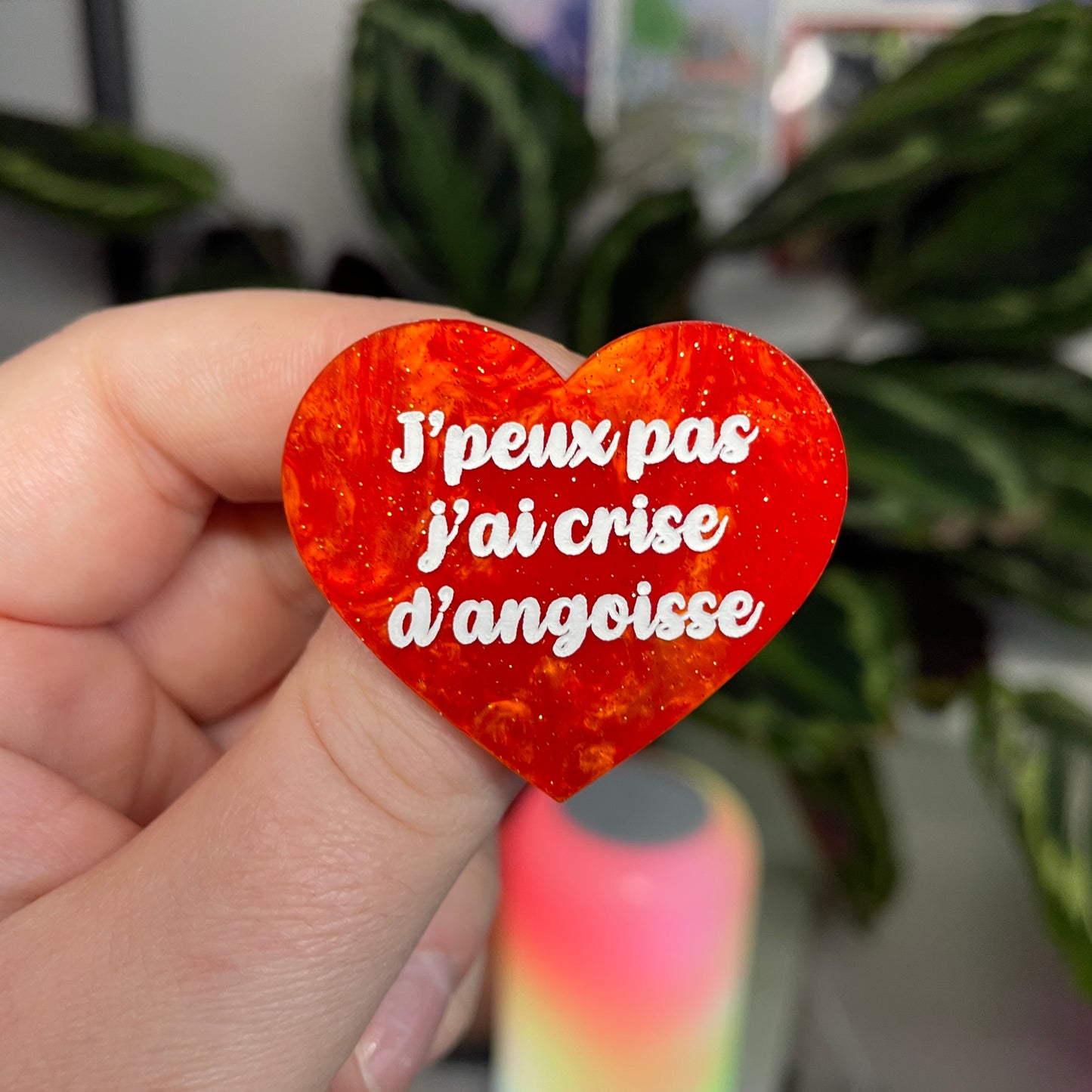 [Contrôle technique] Broche "J'peux pas j'ai crise d'angoisse" en acrylique marbrée orange à paillettes