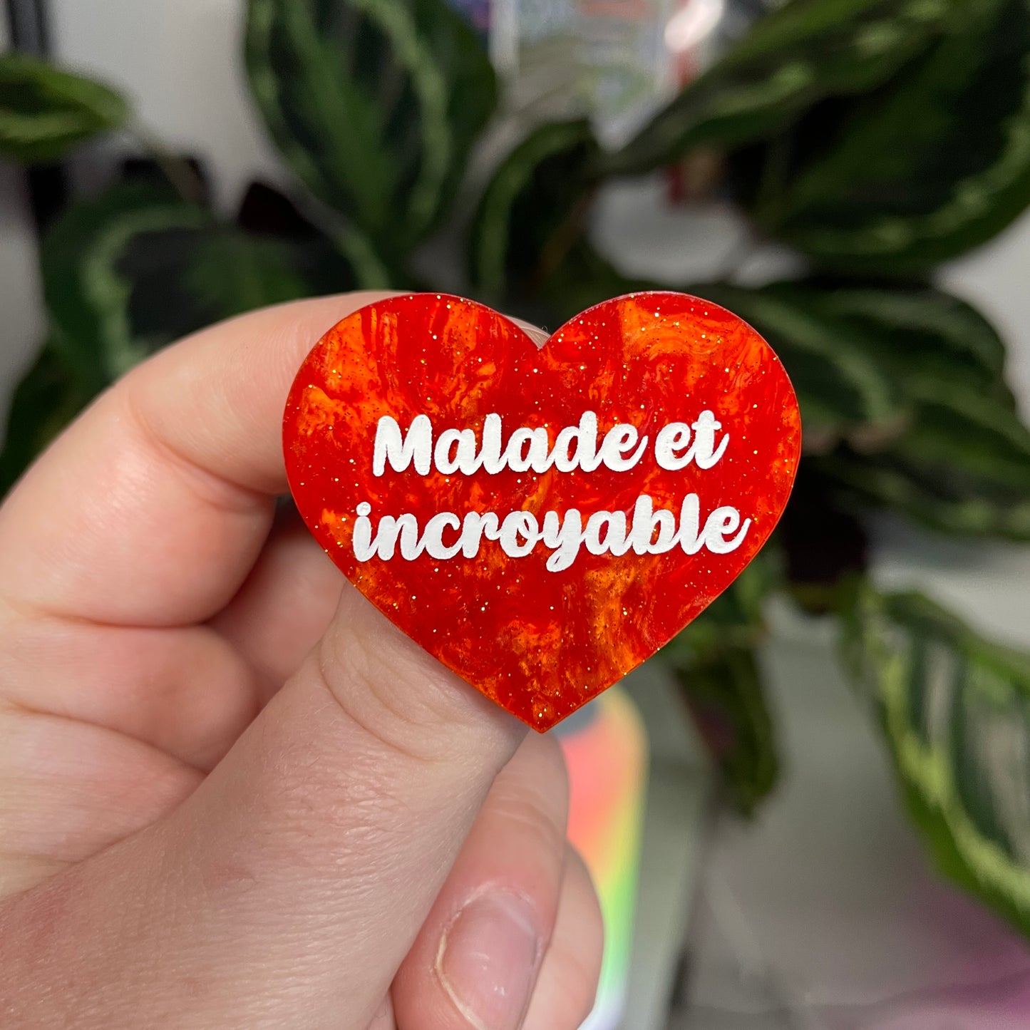 [Contrôle technique] Broche "Malade et incroyable" en acrylique marbrée orange à paillettes