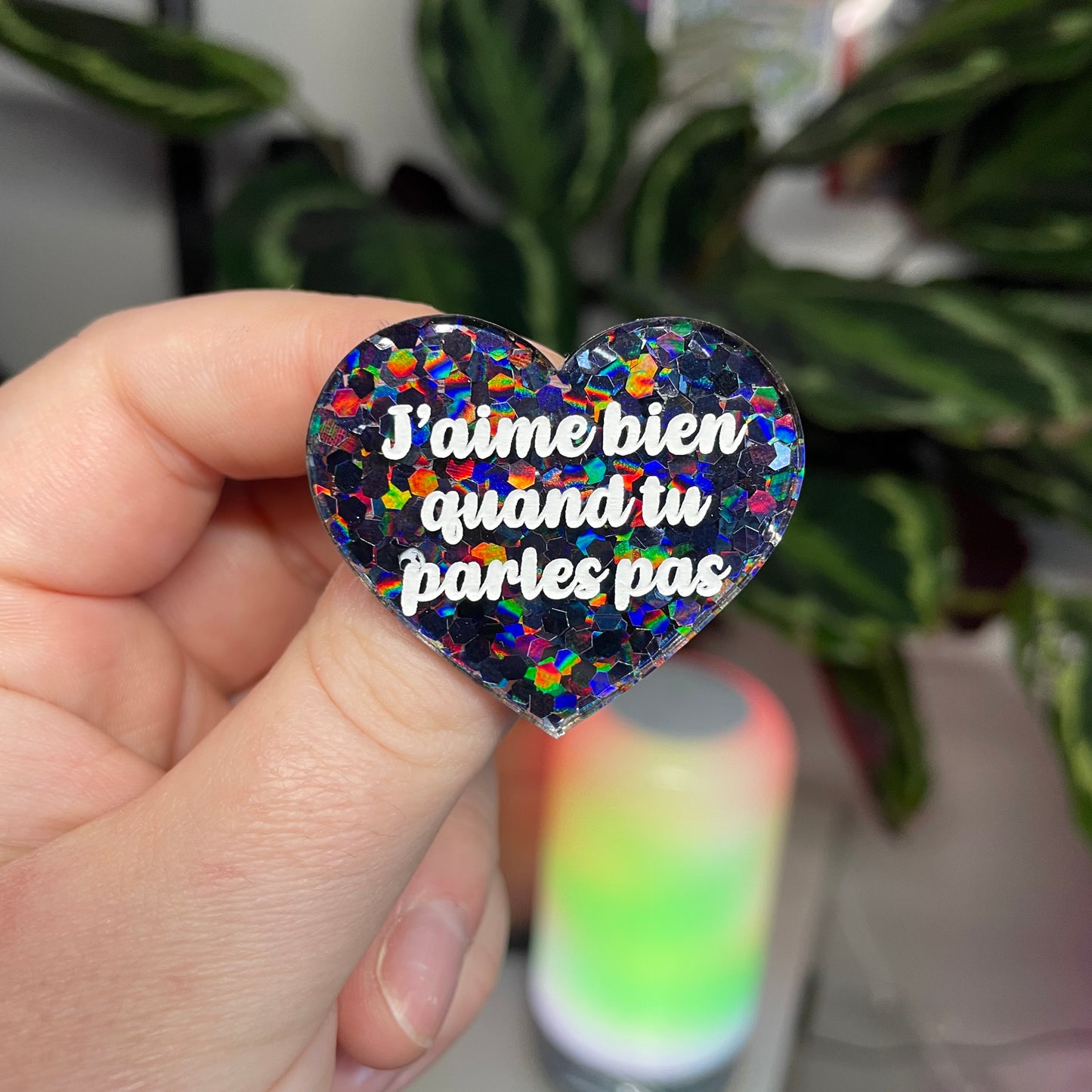 [Contrôle technique] Broche "J'aime bien quand tu parles pas" en acrylique semi transparente avec des confettis noirs