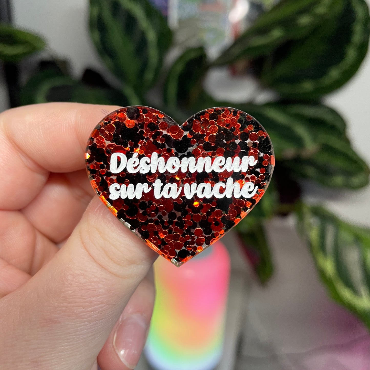 [Contrôle technique] Broche "Déshonneur sur ta vache" en acrylique semi transparente avec des pois rouges et noirs