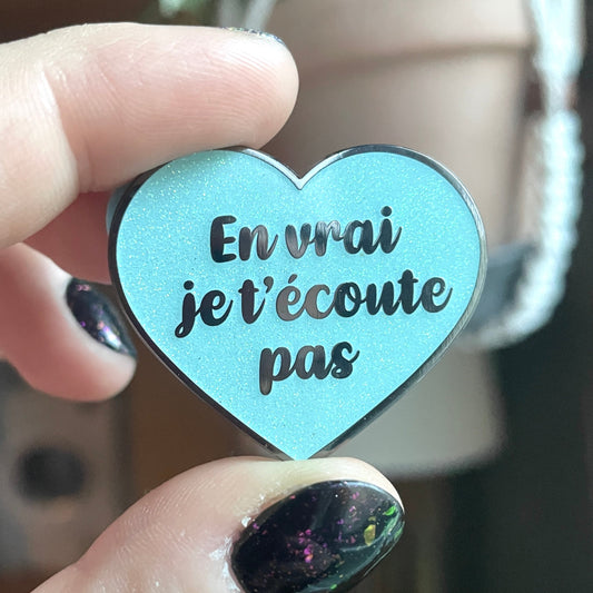 Pin en émail "En vrai je t'écoute pas" bleu pastel à paillettes