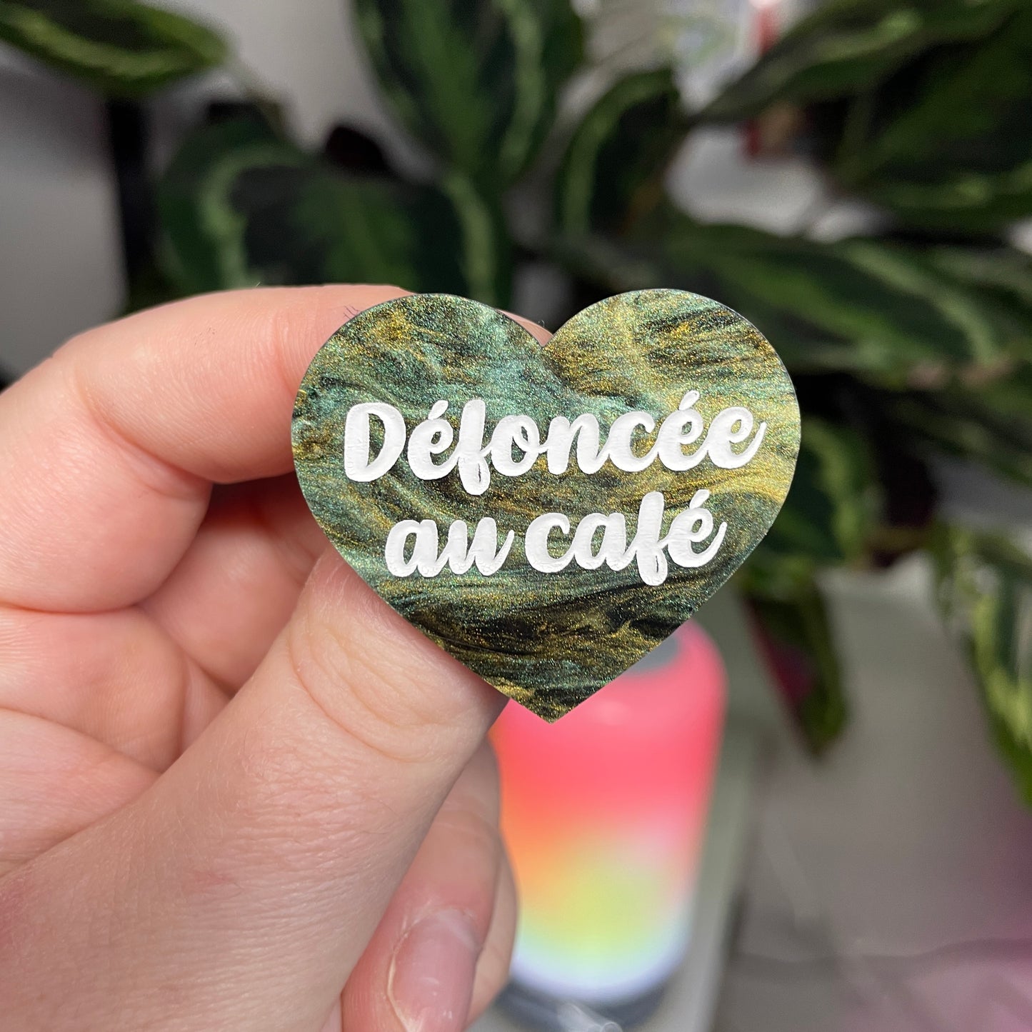 [Contrôle technique] Broche "Défoncée au café" en acrylique marbrée verte, noire et dorée