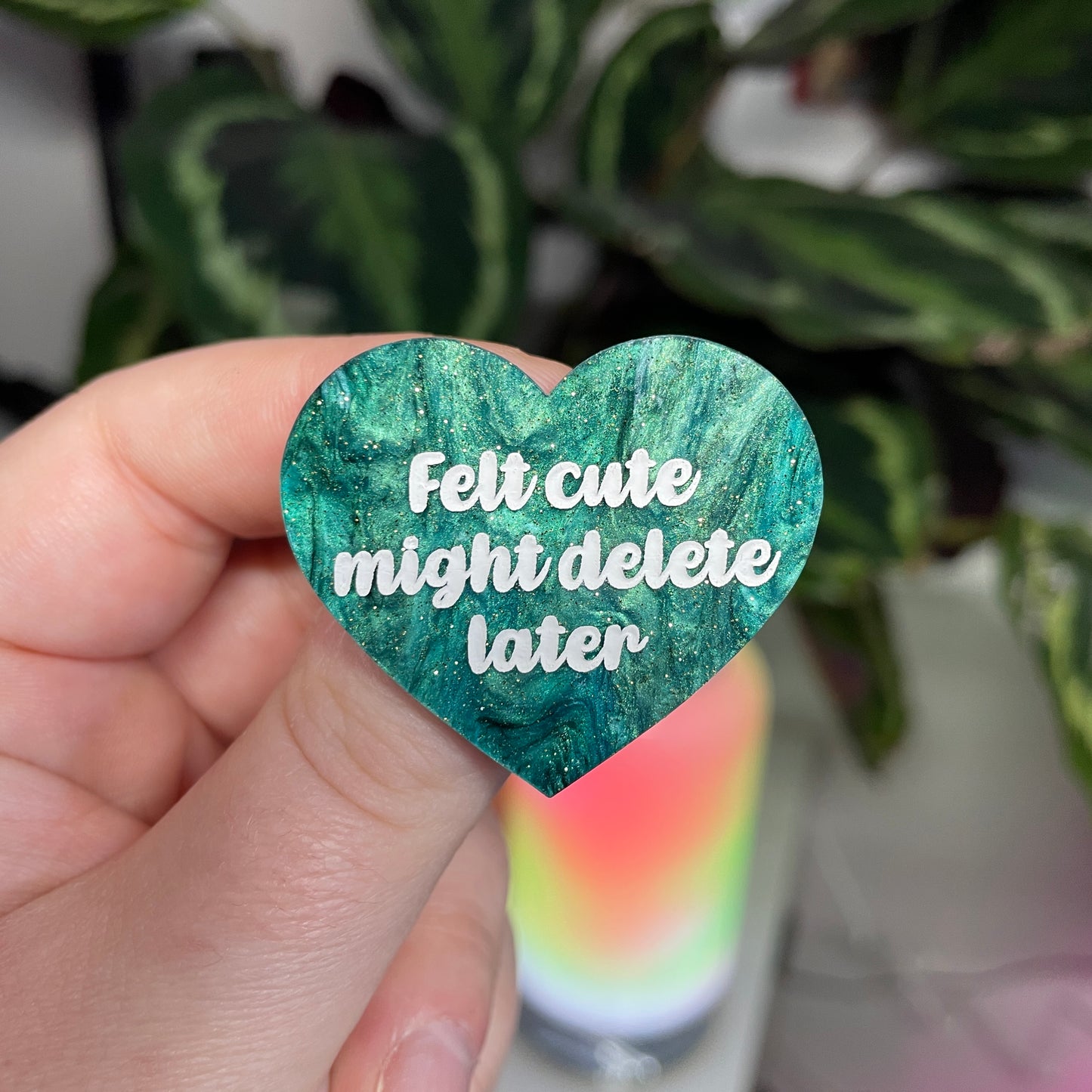 [Contrôle technique] Broche "Felt cute might delete later" en acrylique marbrée verte et noire à paillettes