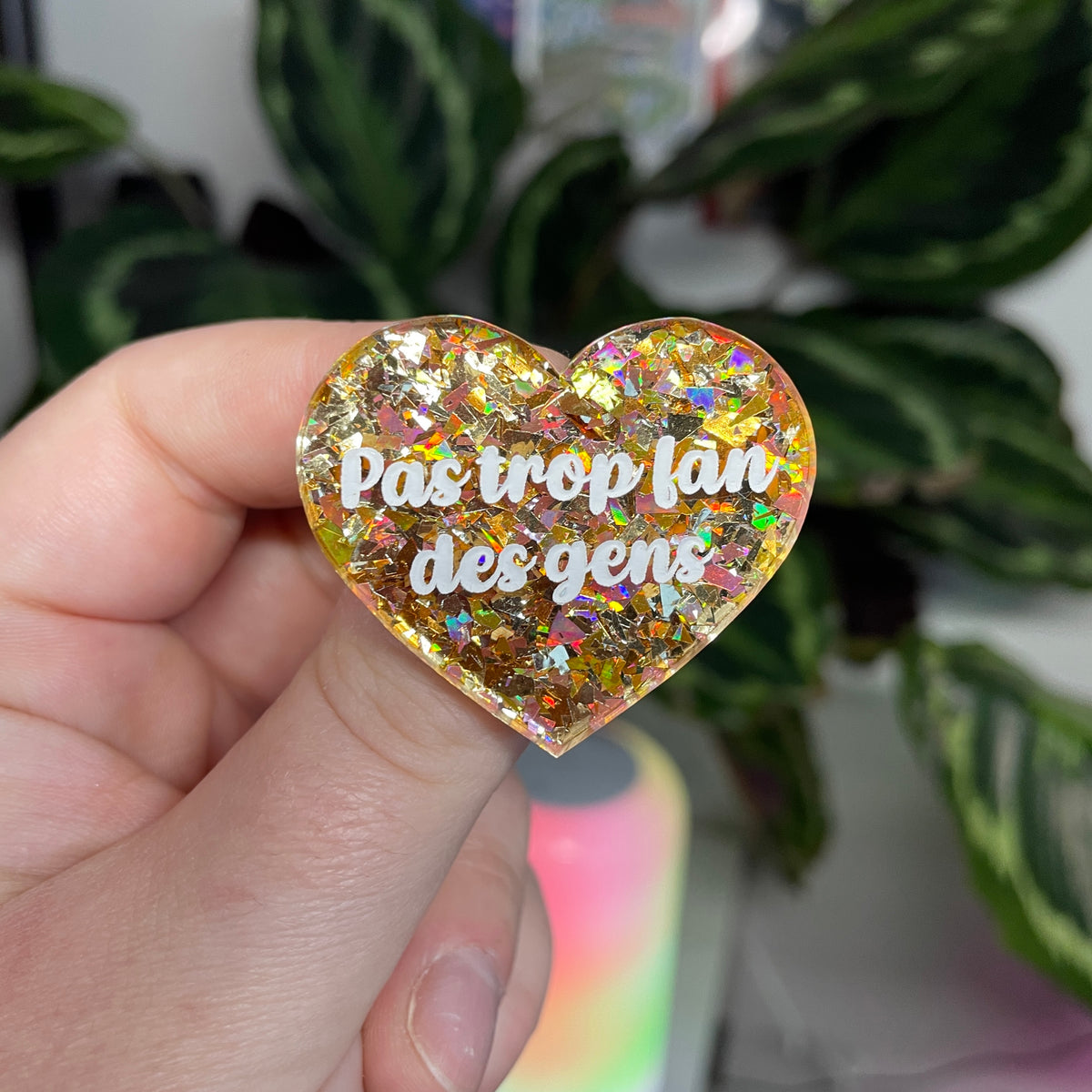 [Contrôle technique] Broche "Pas trop fan des gens" en acrylique transparente avec des éclats de confettis jaunes
