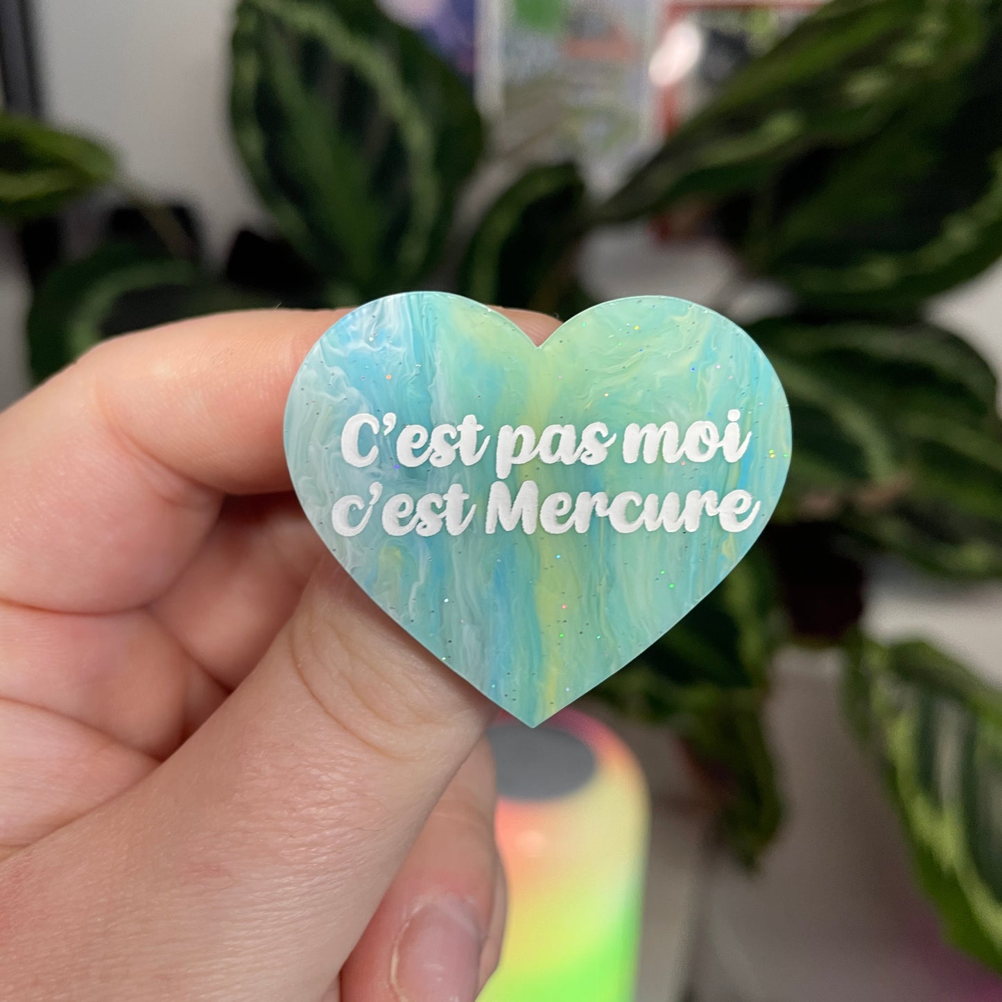 [Contrôle technique] Broche "C'est pas moi c'est Mercure" en acrylique marbrée bleue et jaune