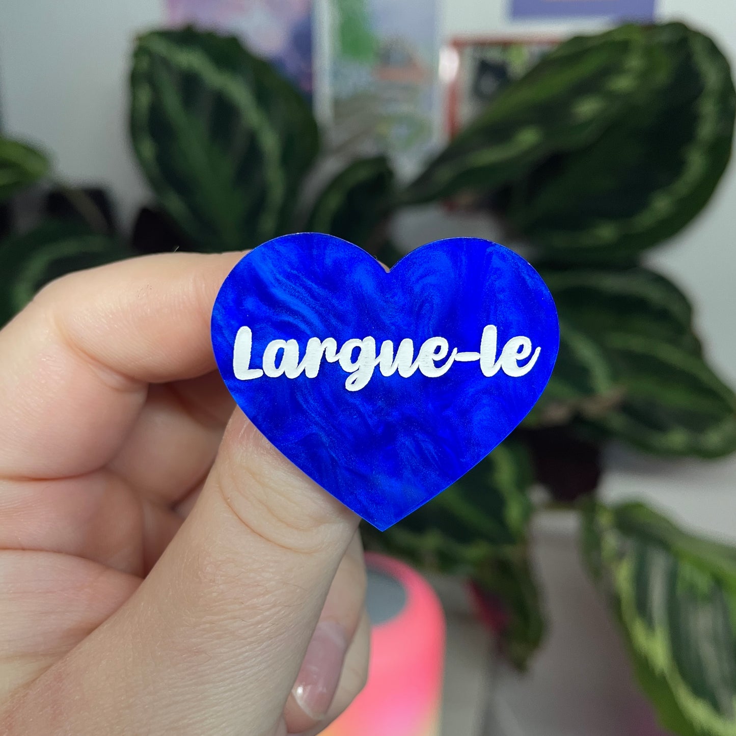 [Contrôle technique] Broche "Largue-le" en acrylique marbrée bleue