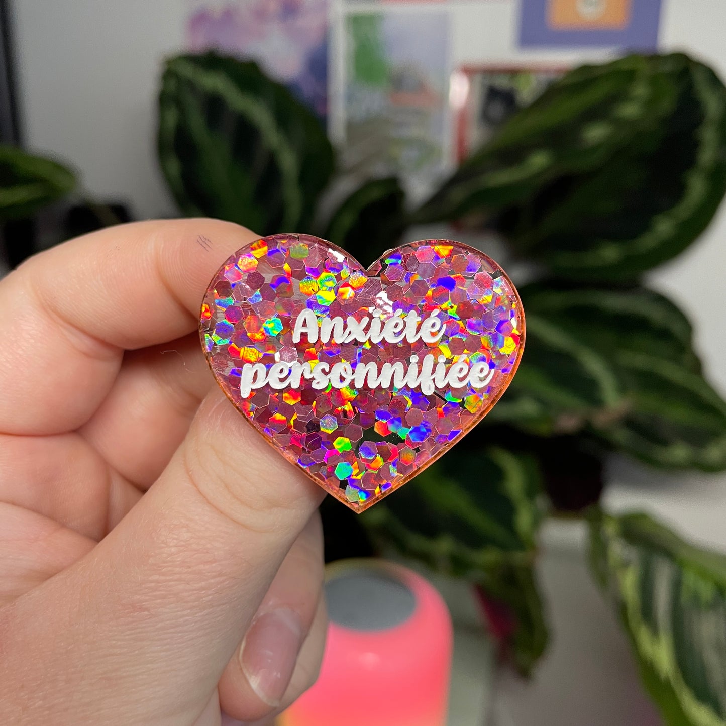 [Contrôle technique] Broche "Anxiété personnifiée" en acrylique ST confettis corail