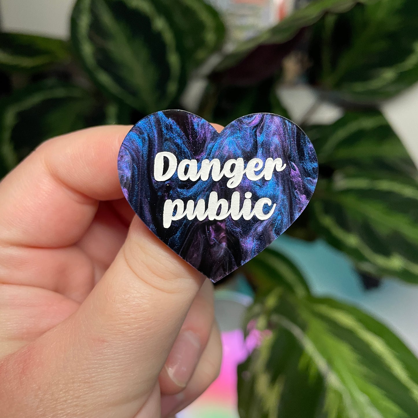 [Contrôle technique] Broche "Danger public" en acrylique marbrée bleue, noire et violette