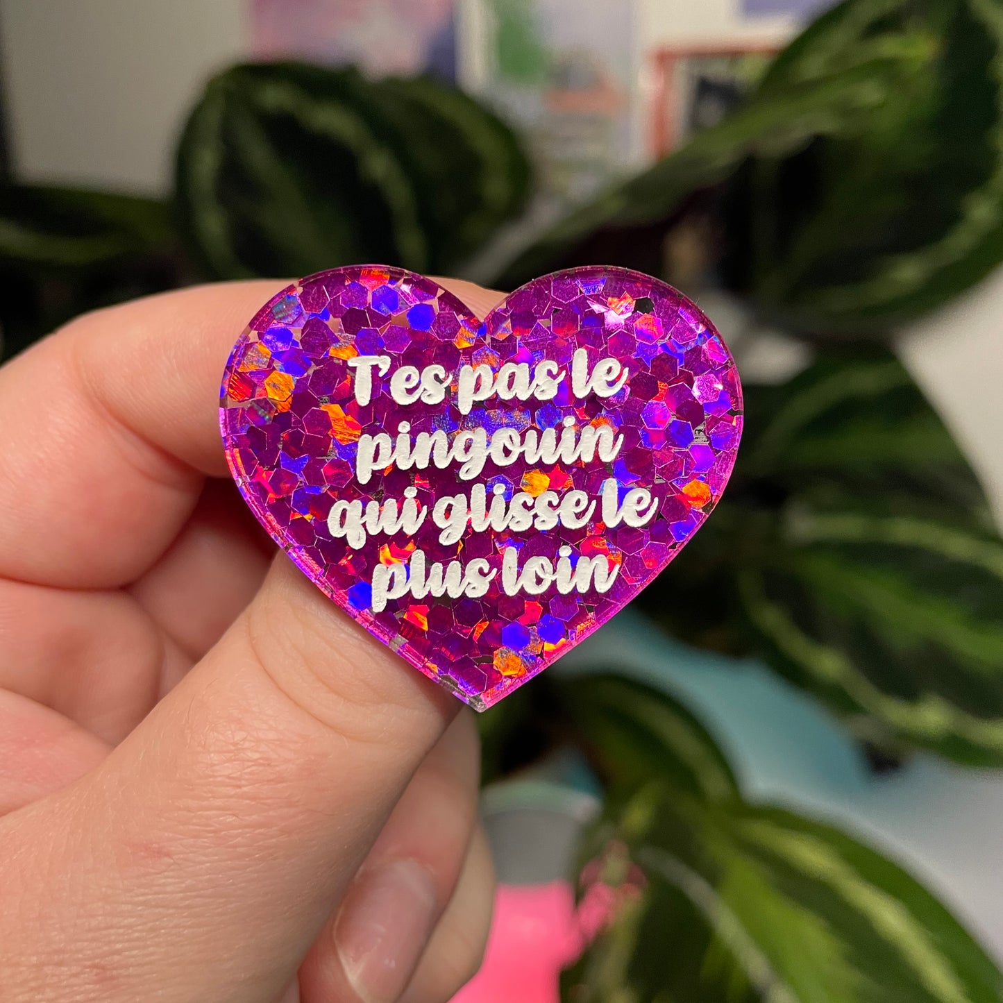 [Contrôle technique] Broche "T'es pas le pingouin qui glisse le plus loin" en acrylique semi transparente avec des confettis fuchsia