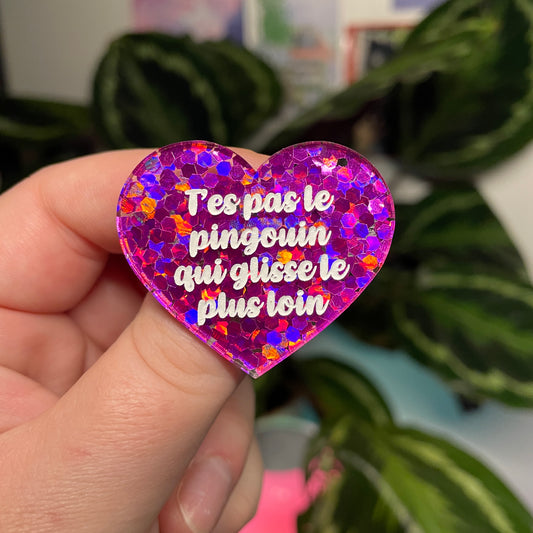 [Contrôle technique] Broche "T'es pas le pingouin qui glisse le plus loin" en acrylique semi transparente avec des confettis fuchsia