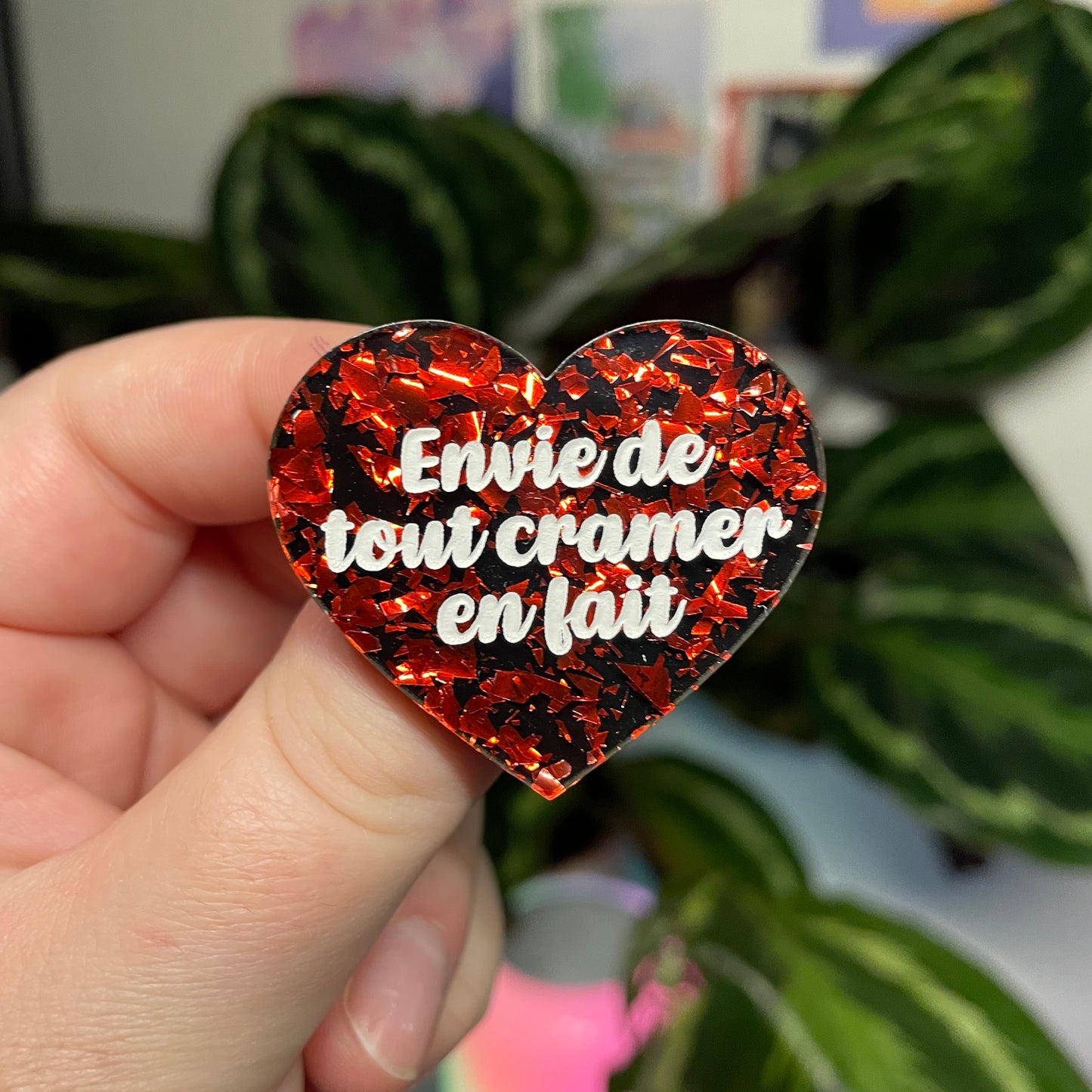 [Contrôle technique] Broche "Envie de tout cramer en fait" en acrylique noire avec des éclats de confettis rouges