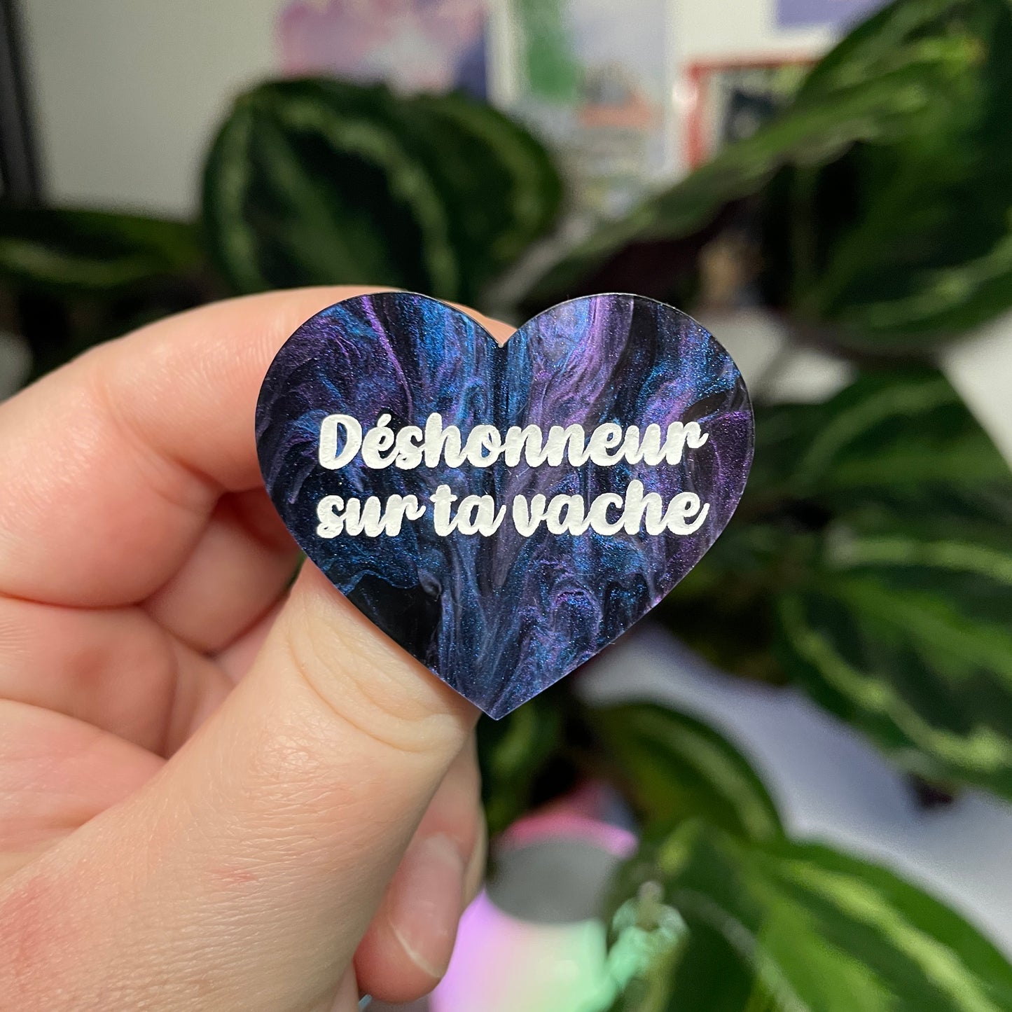 [Contrôle technique] Broche "Déshonneur sur ta vache" en acrylique marbrée bleue, noire et violette