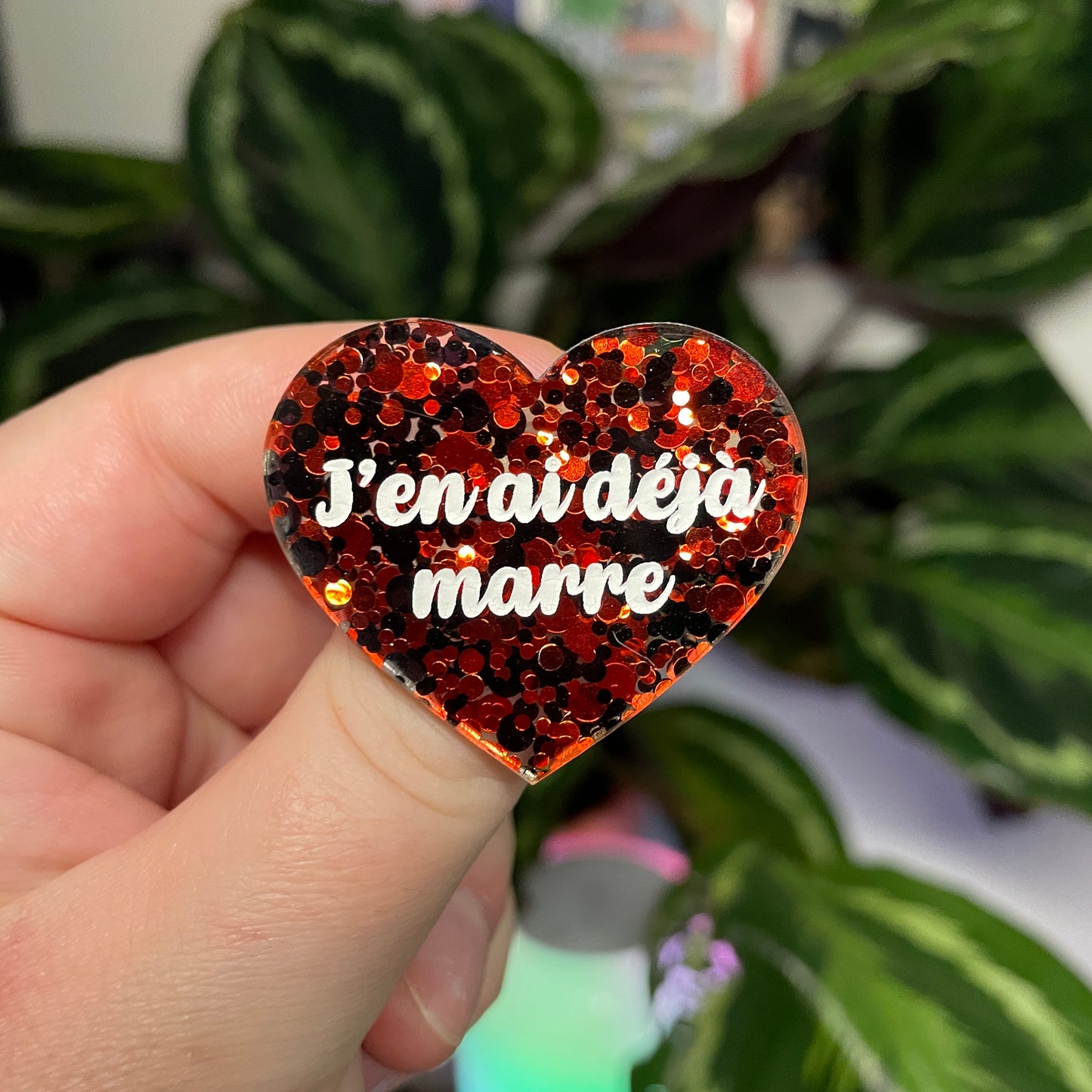 [Contrôle technique] Broche "J'en ai déjà marre" en acrylique semi transparente avec des pois rouges et noirs