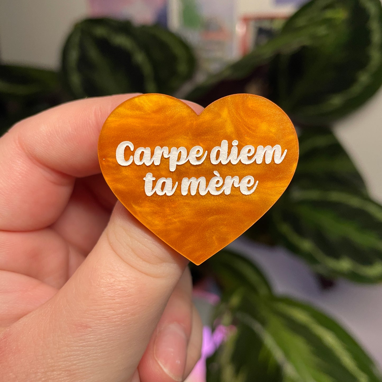 [Contrôle technique] Broche "Carpe diem ta mère" en acrylique marbrée orange